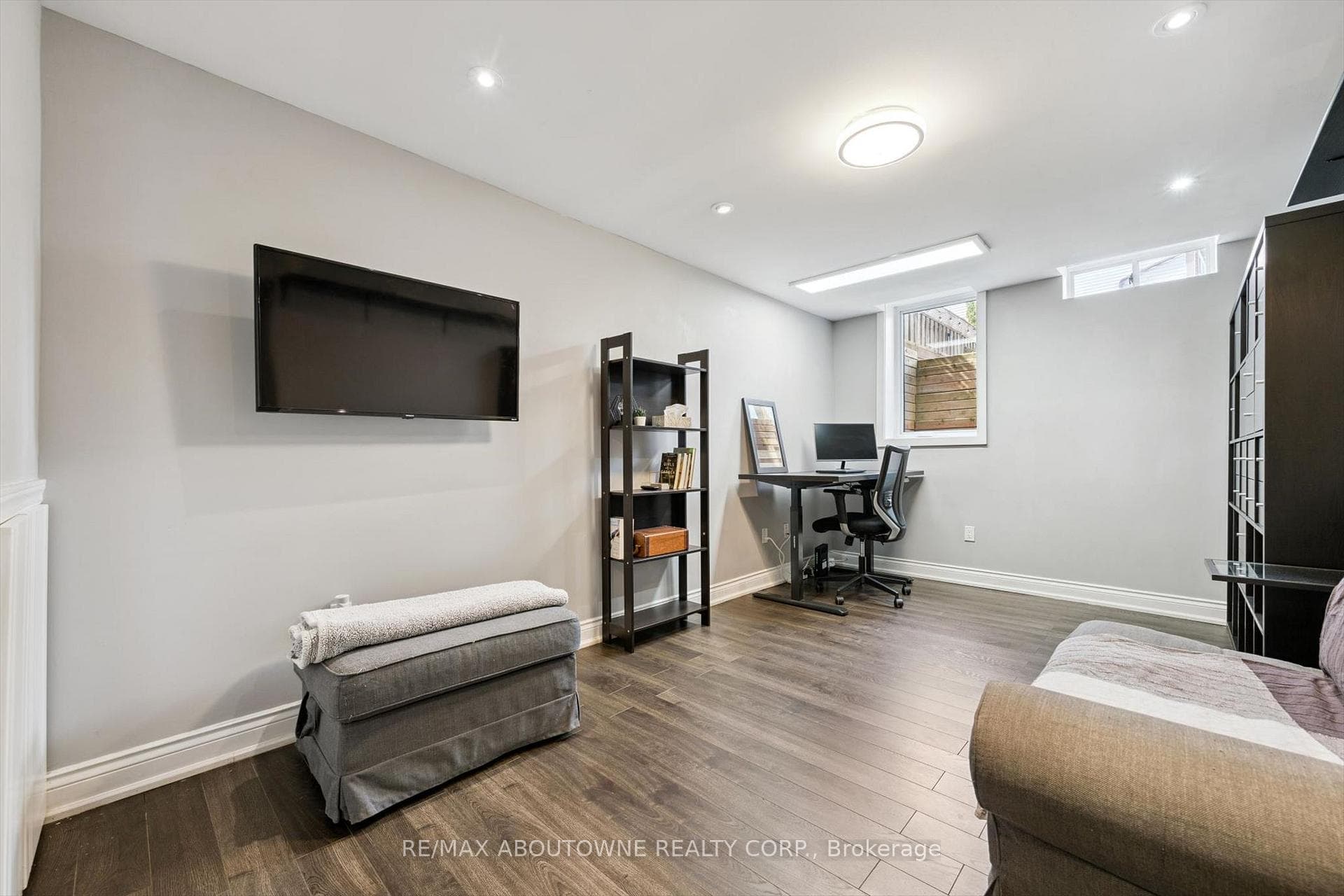 395 Maidstone Crescent photo 28