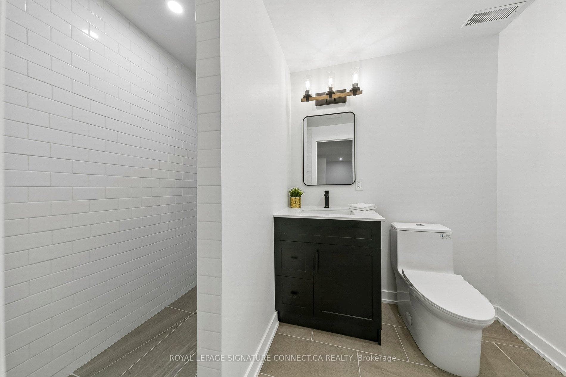 15 Colonial Court photo 16