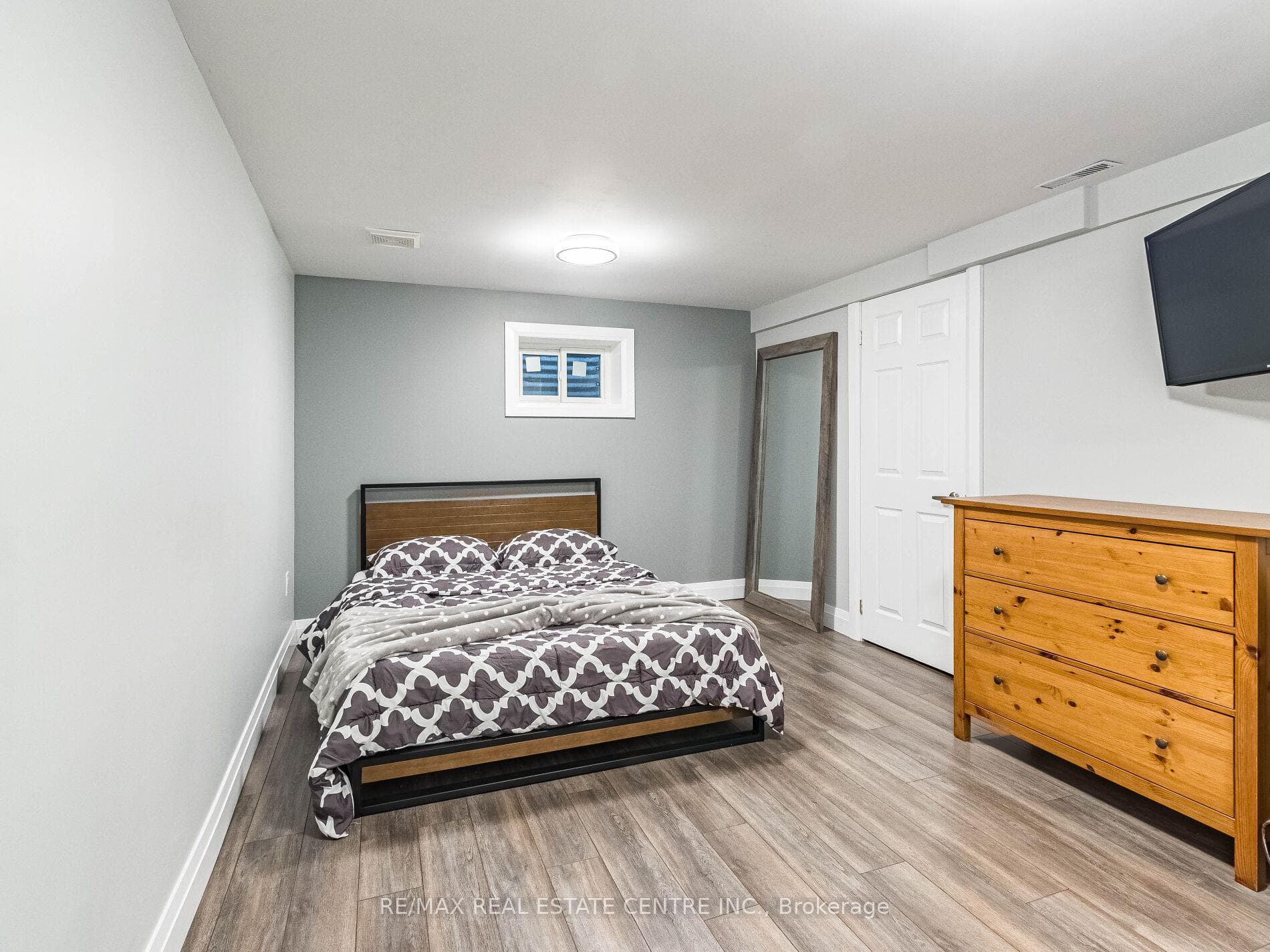 8 Dywin Court photo 35