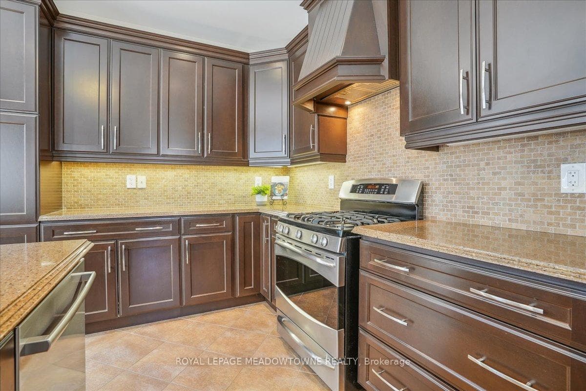 391 Wettlaufer Terrace photo 15