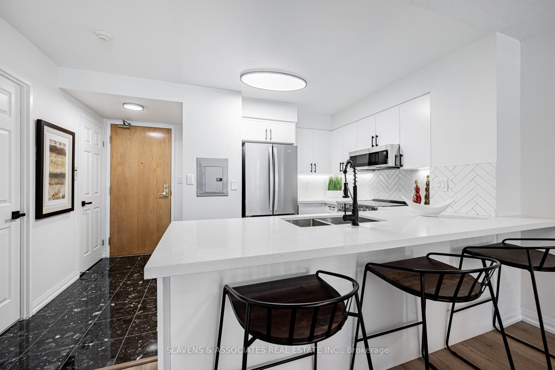 43 Eglinton Avenue Unit 606 photo 8