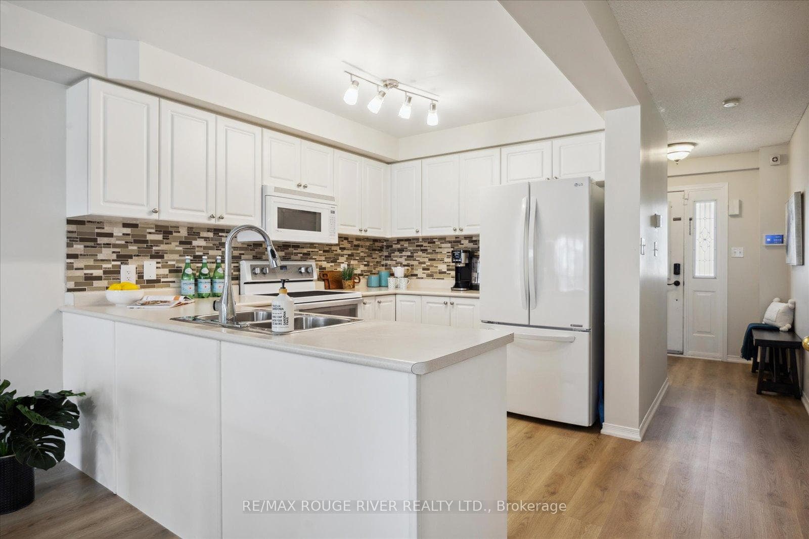 1727 Radcliffe Drive photo 4