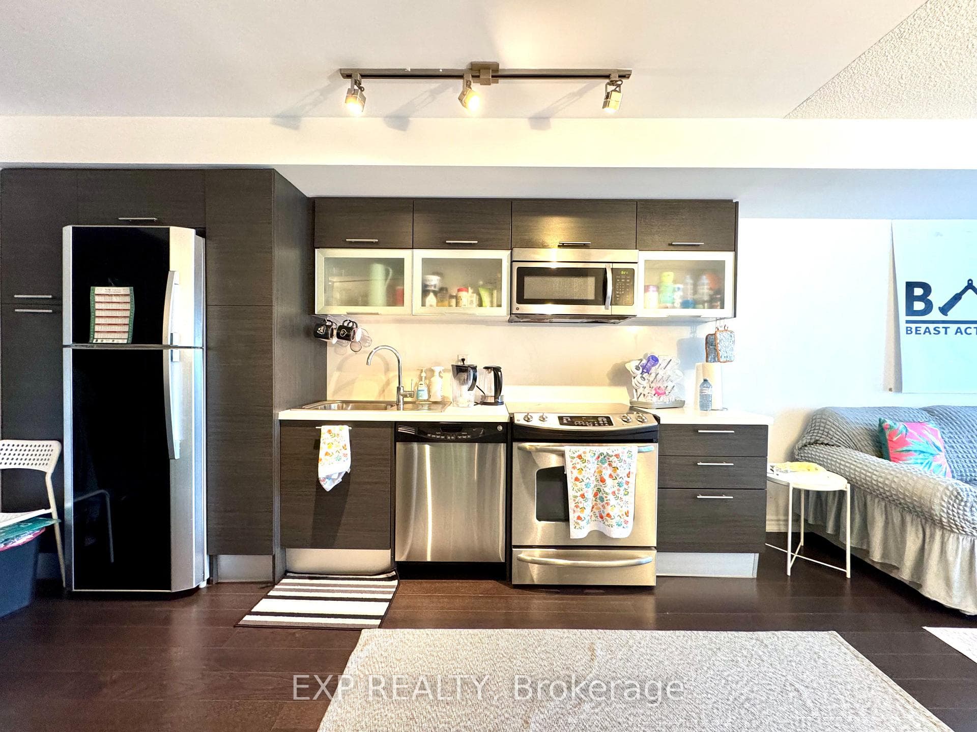 386 Yonge Street Unit 1512 photo 7