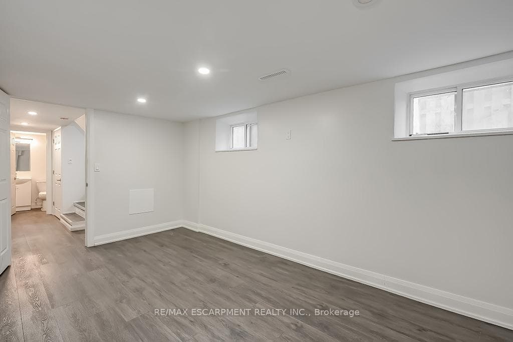 38 Ashford Boulevard Unit Lower photo 6