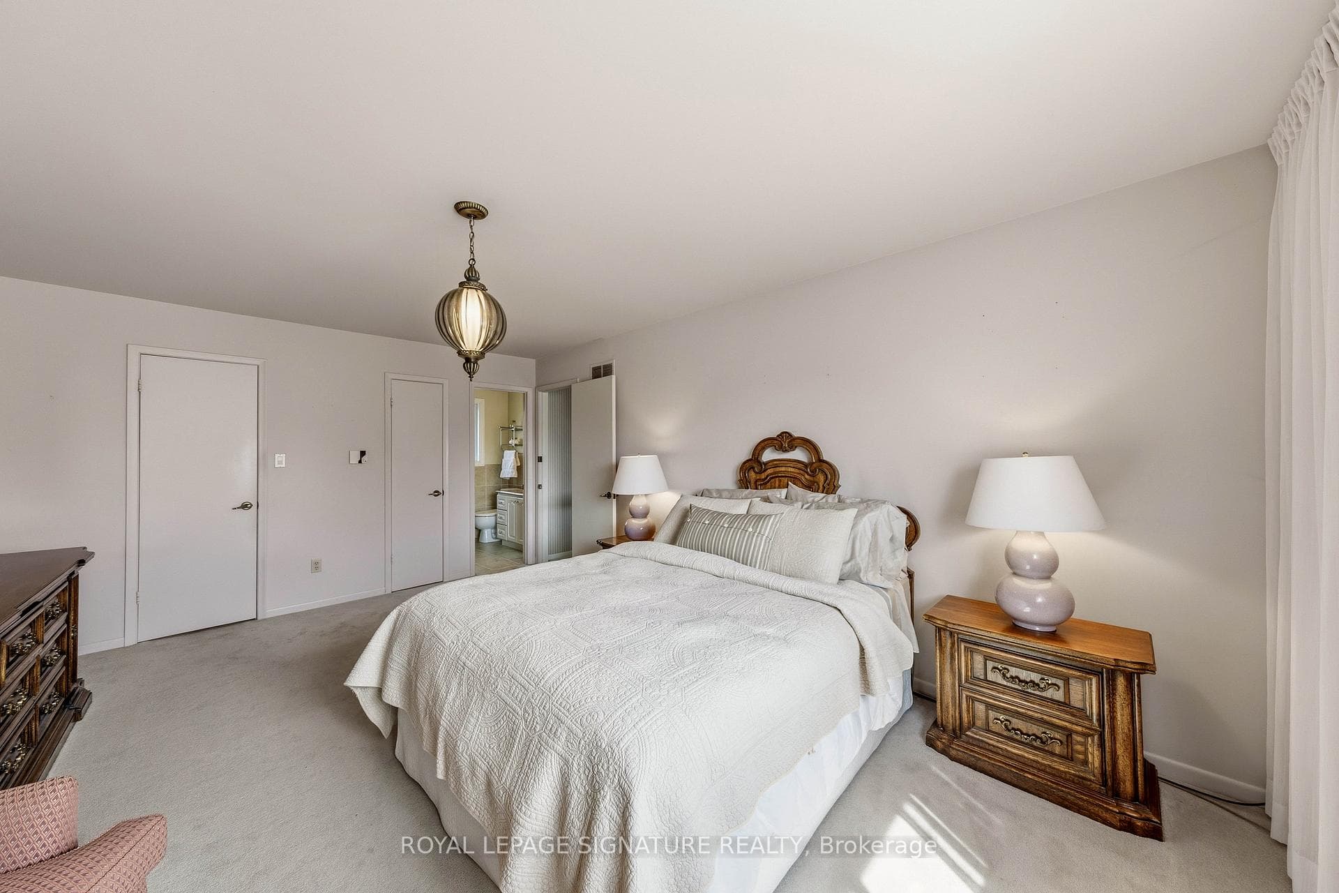 Primary Bedrm, Ensuite, Walk in Closet, Broadloom