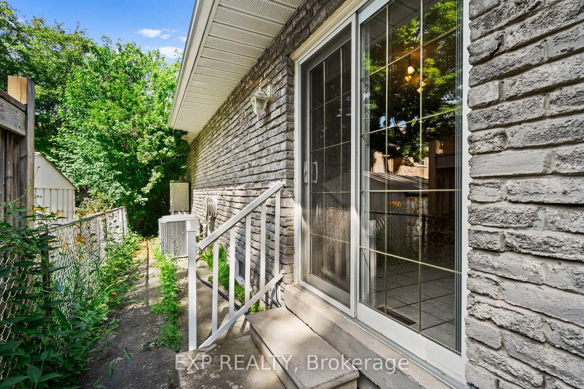 97 Mercer Crescent photo 24