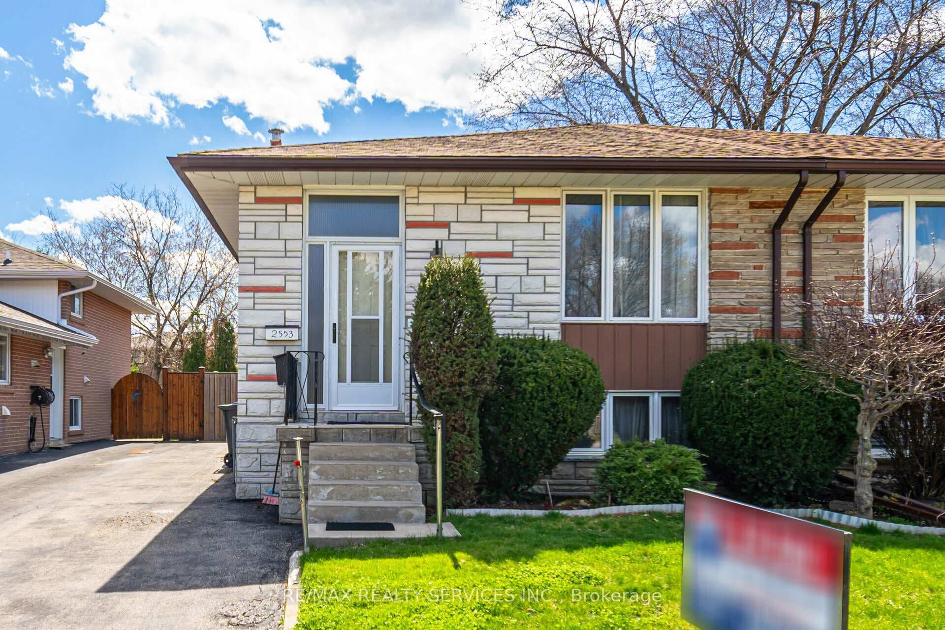 2553 Padstow Crescent photo 1