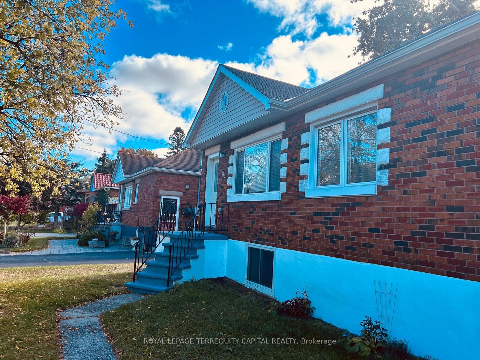 190 Innisfil Street Unit Upper photo 2