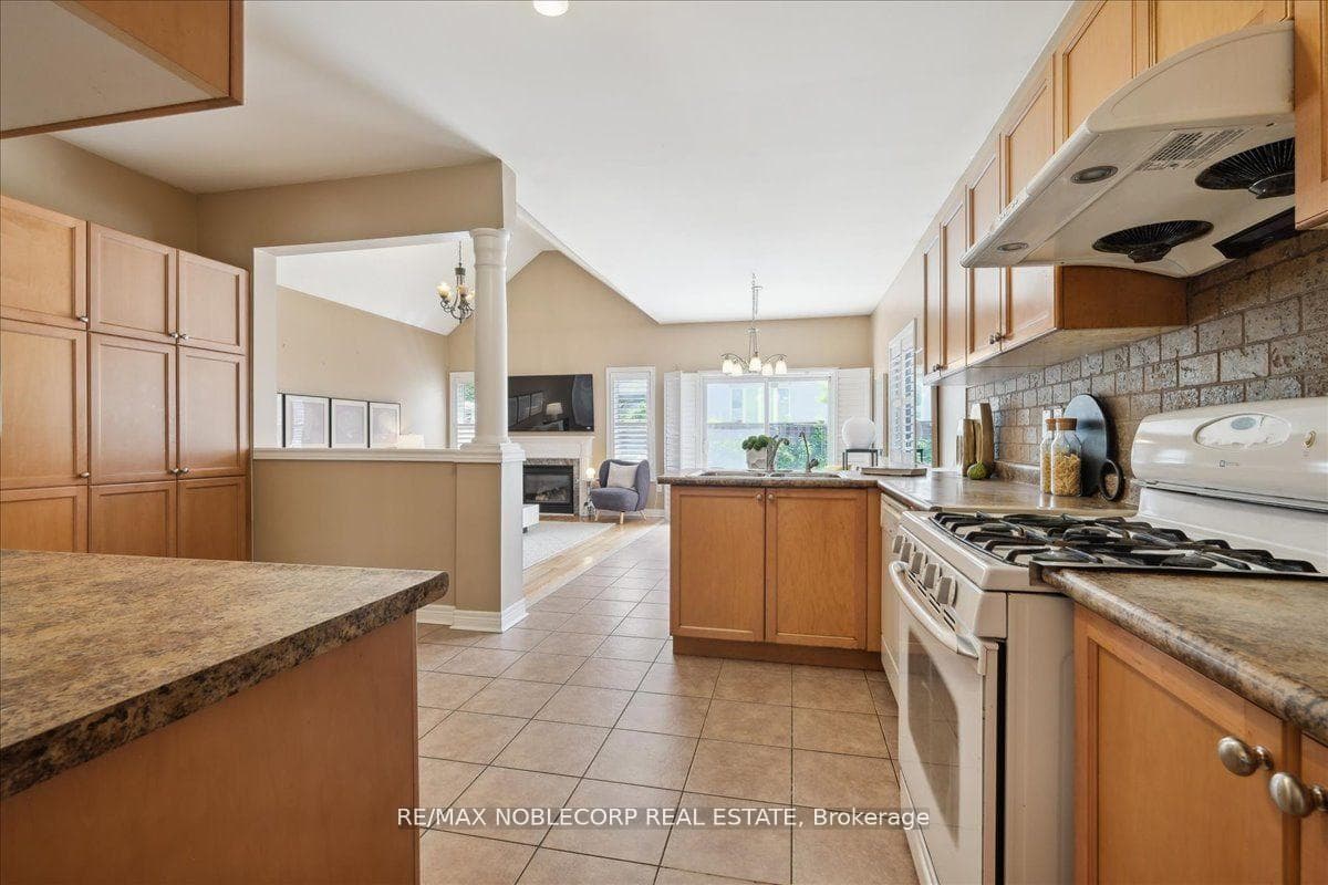 17 Aristocrat Road photo 13