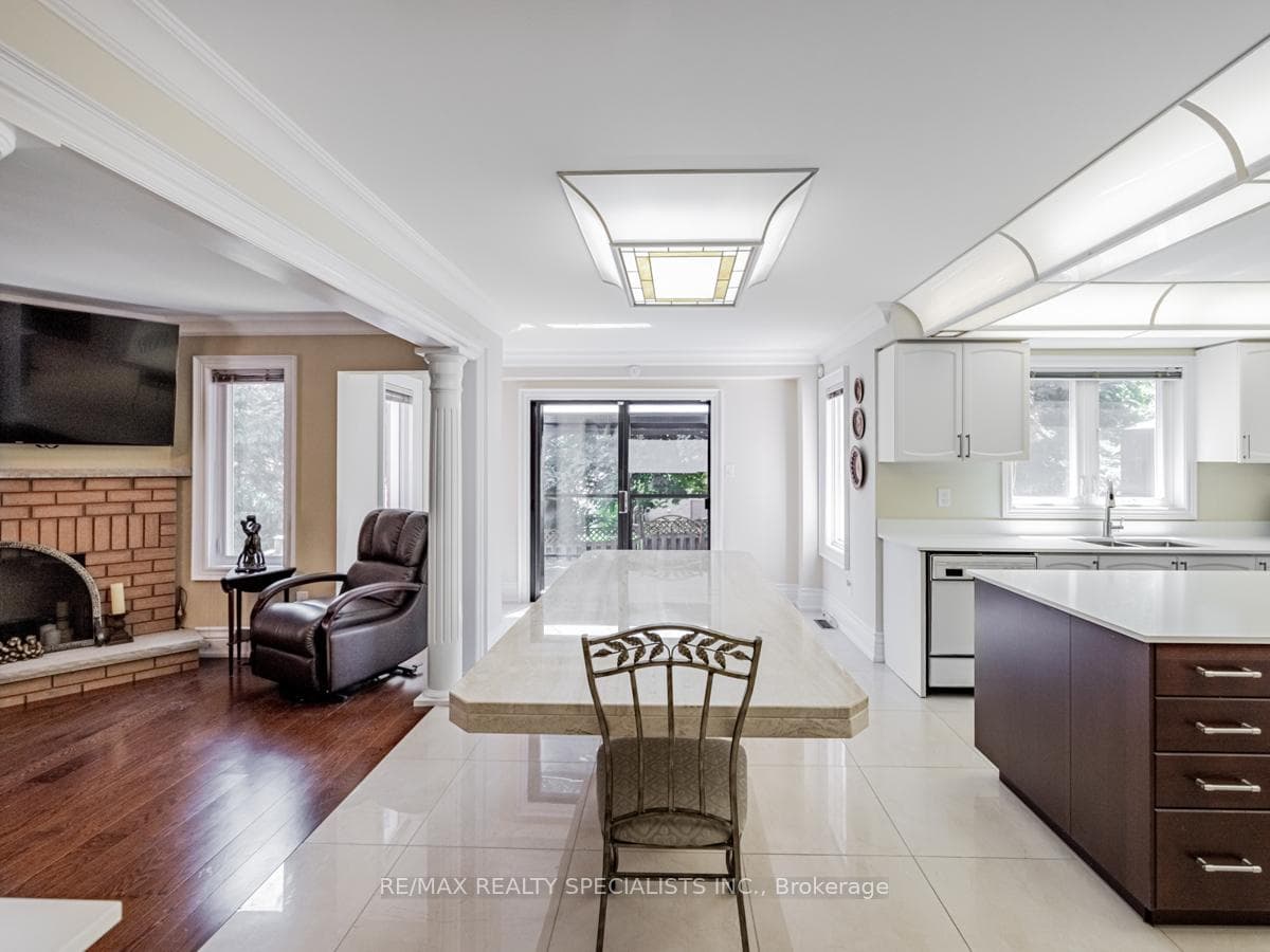 538 AVONWICK Avenue photo 8