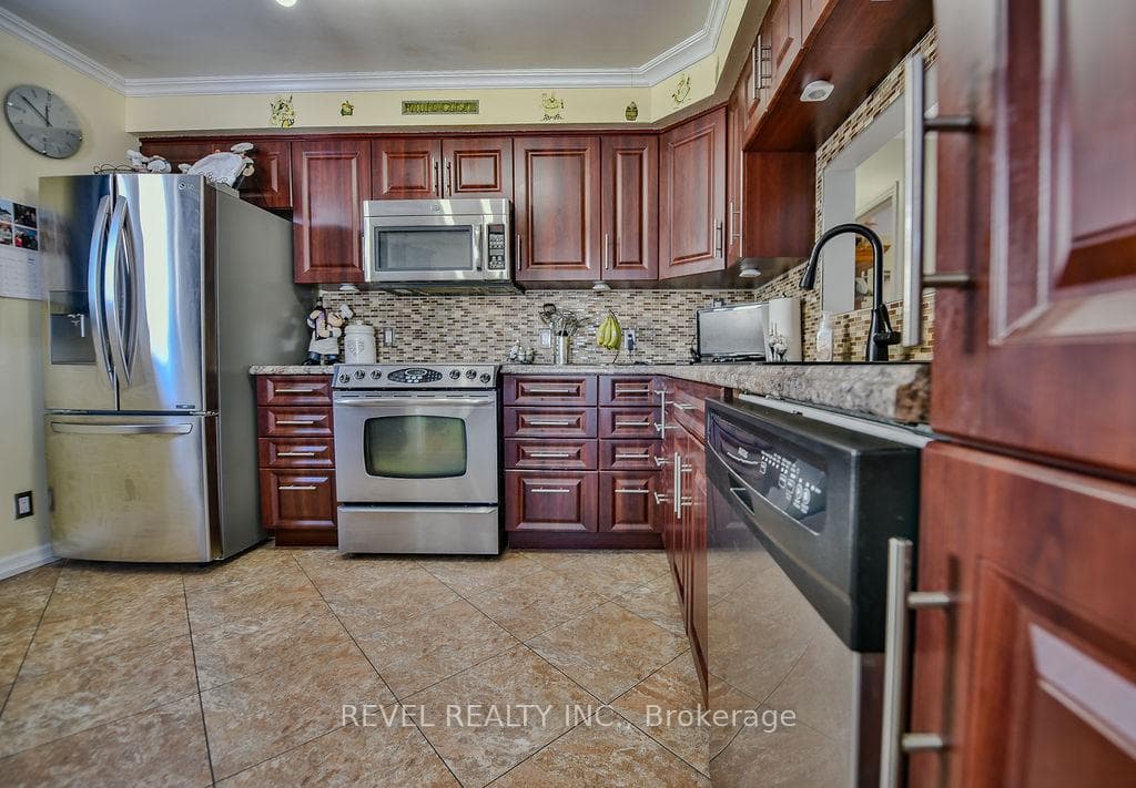 680 Bartleman Street photo 11