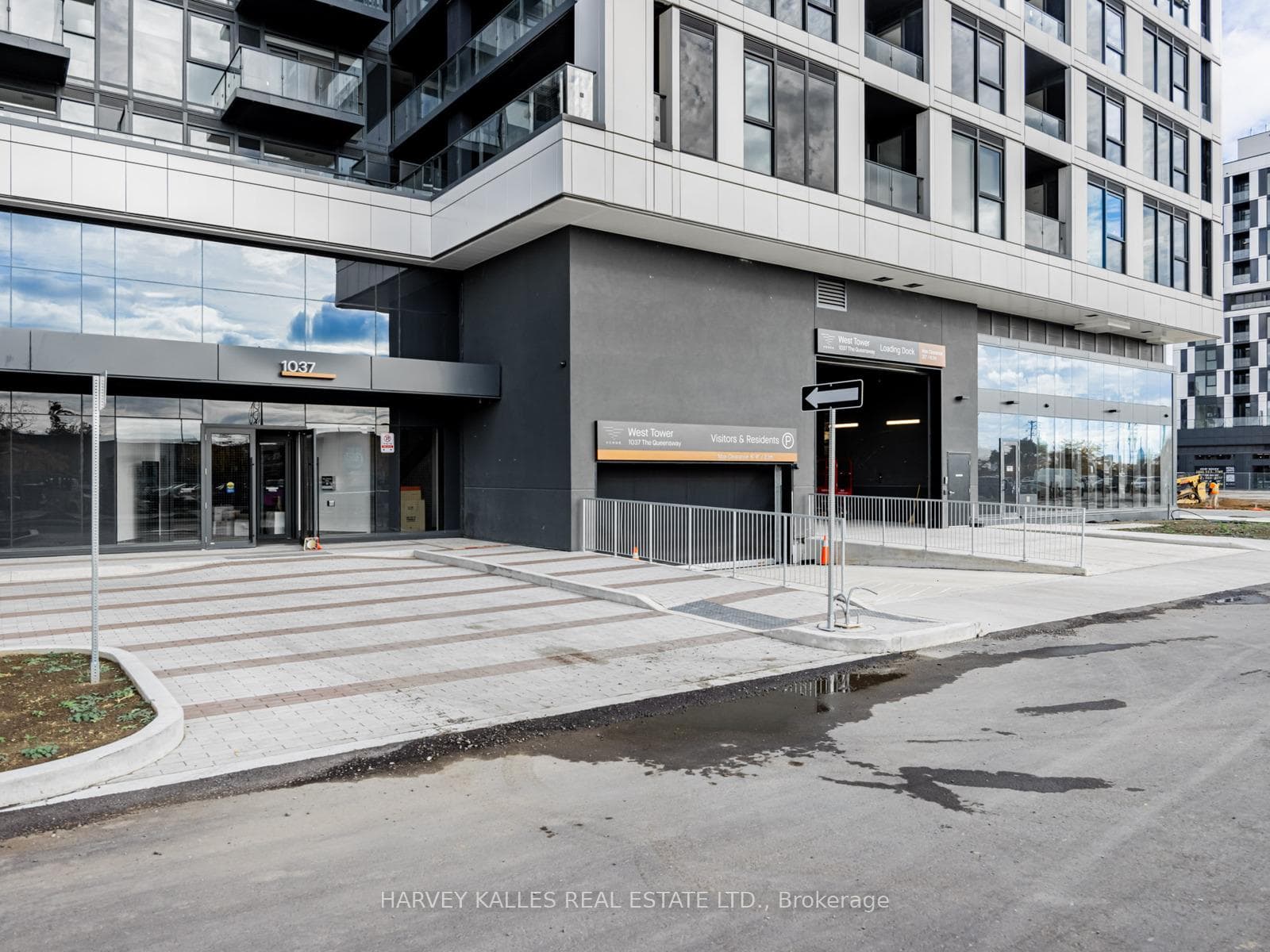 1037 The Queensway N/A Unit 425 photo 2