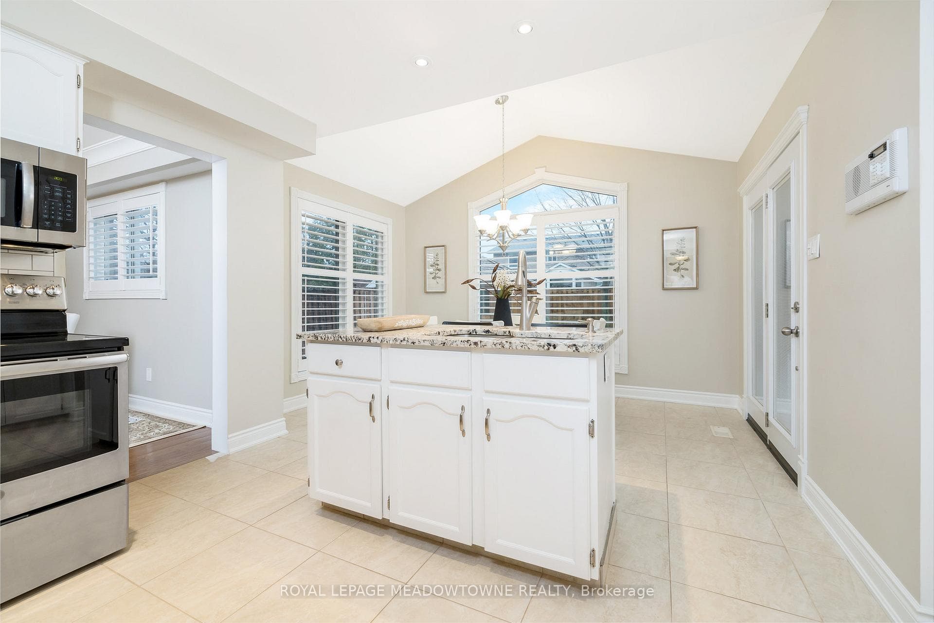 248 Randall Crescent photo 13