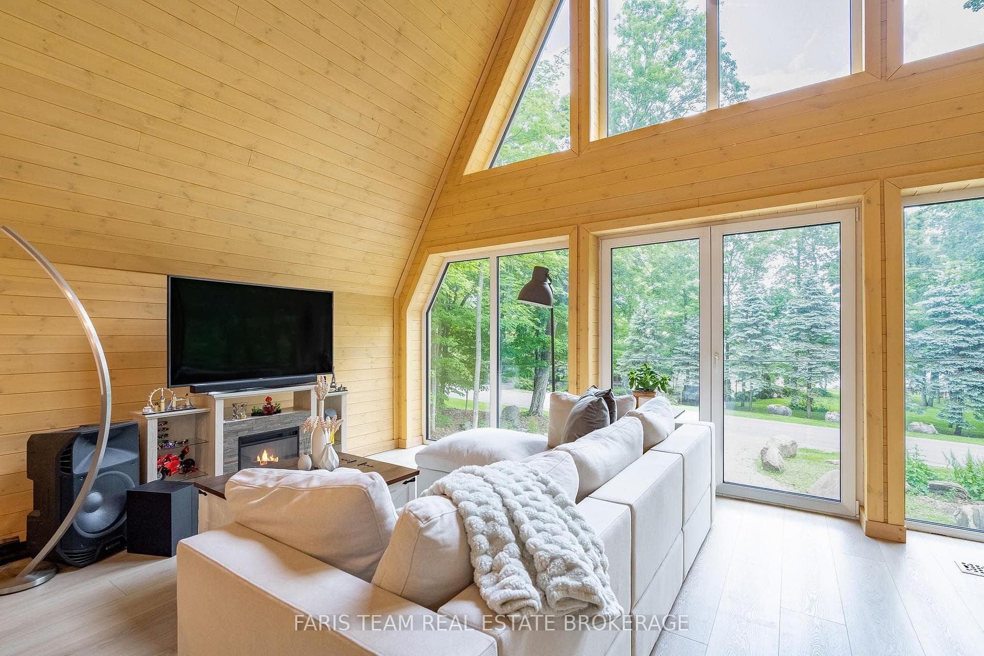 1490 Champlain Road photo 11