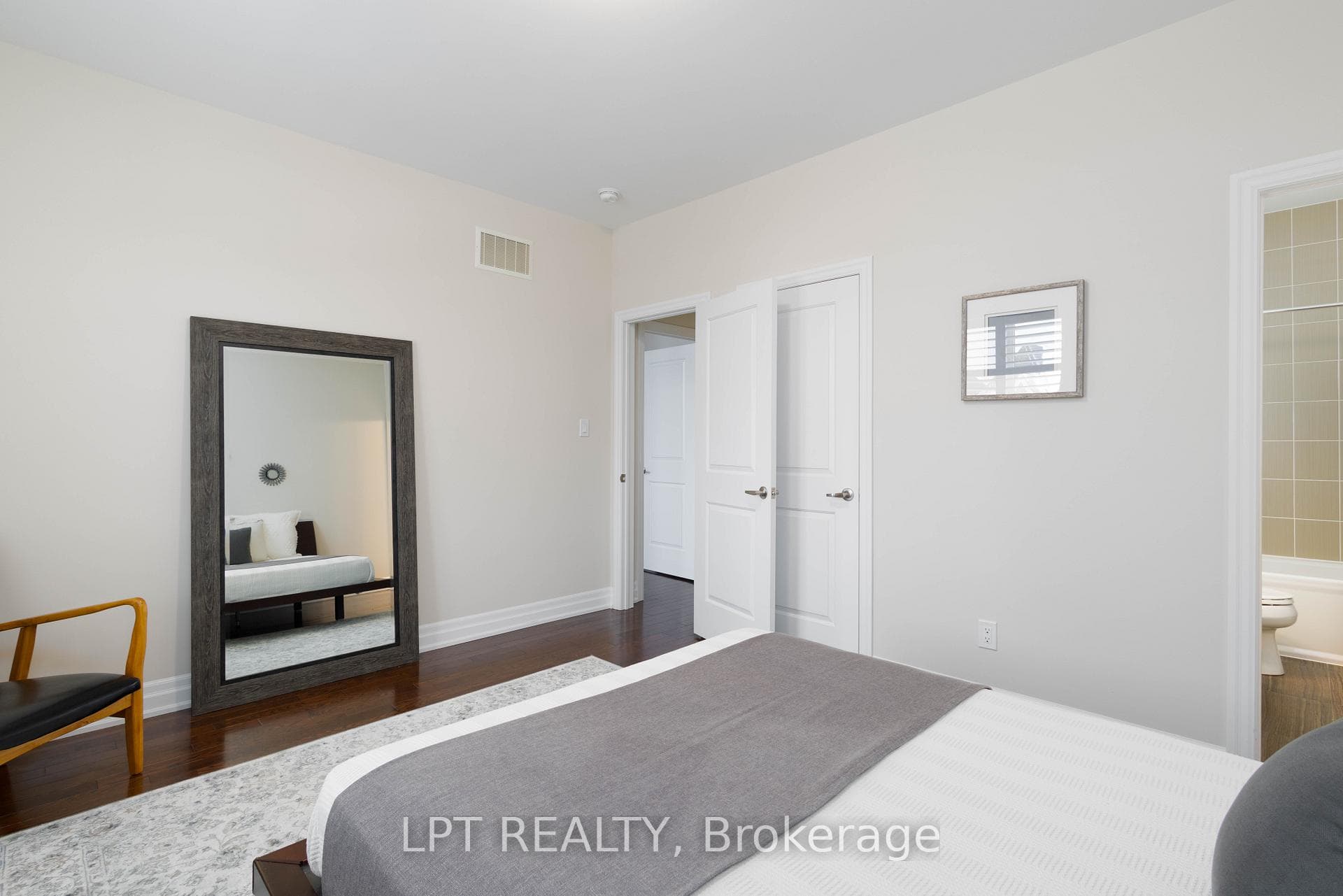 113 Burns Boulevard photo 28