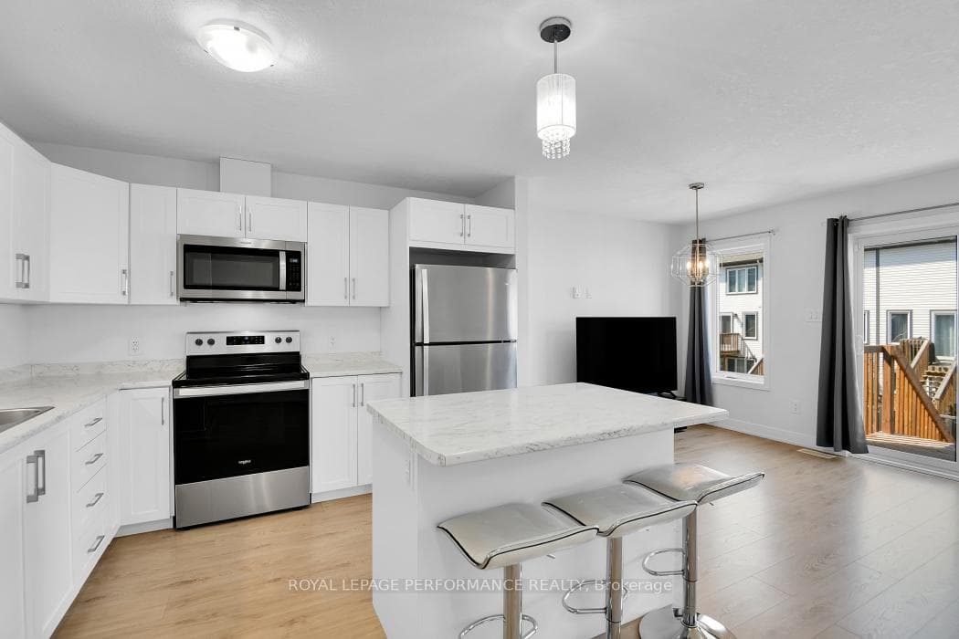 30 WHITCOMB Crescent photo 11
