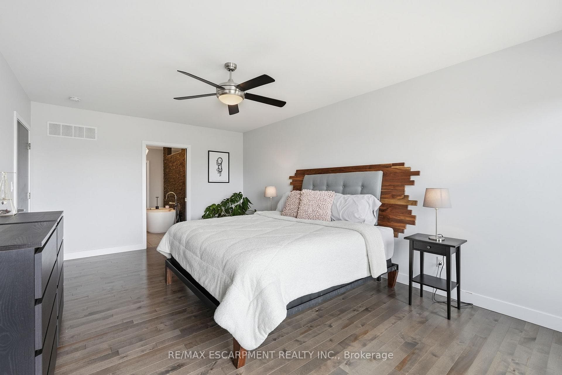 414 JOHN Street photo 23