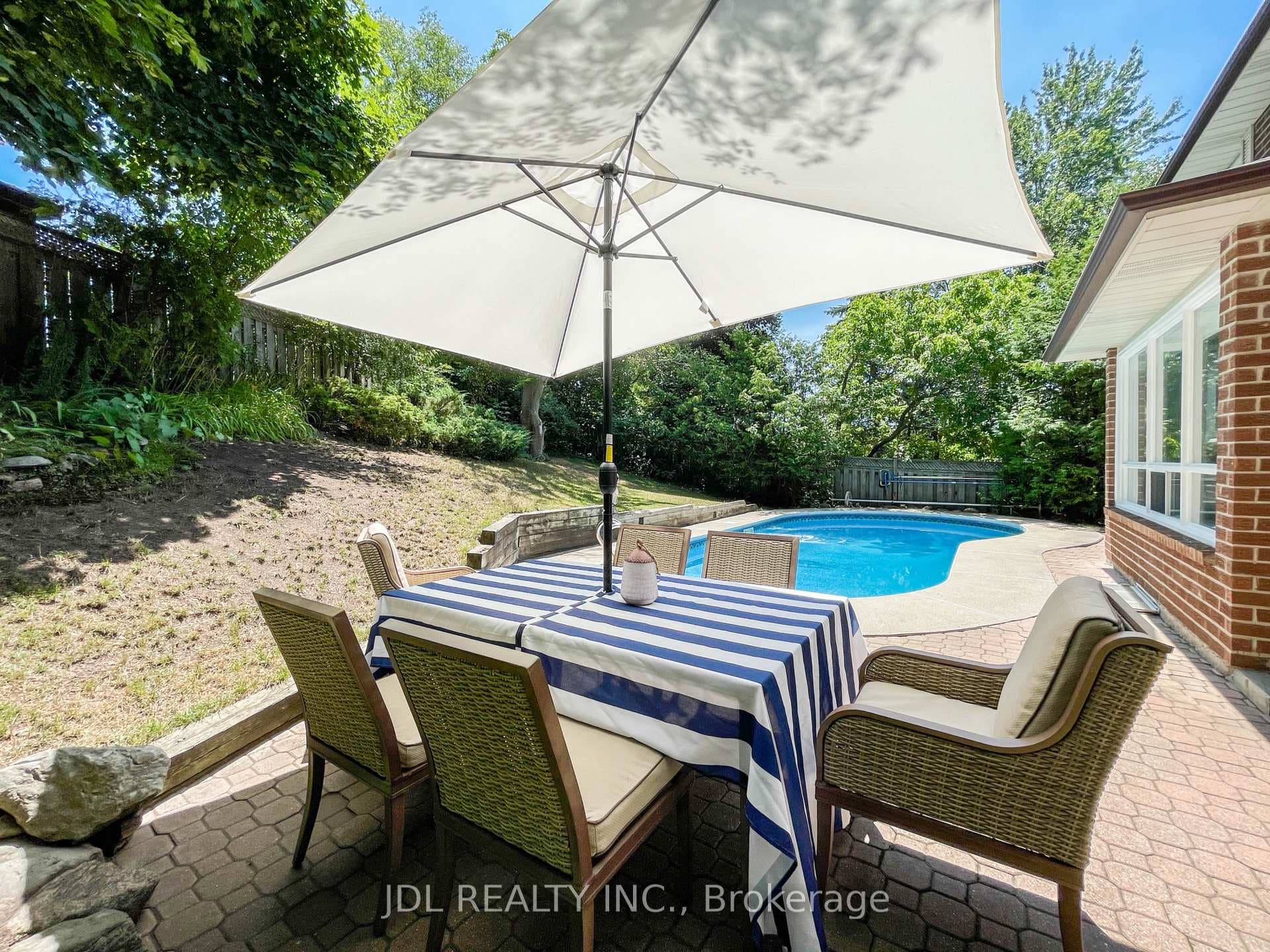 126 Weir Crescent photo 5