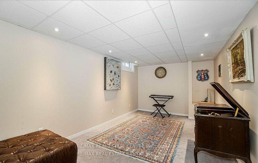 2046 Glenada Crescent photo 32