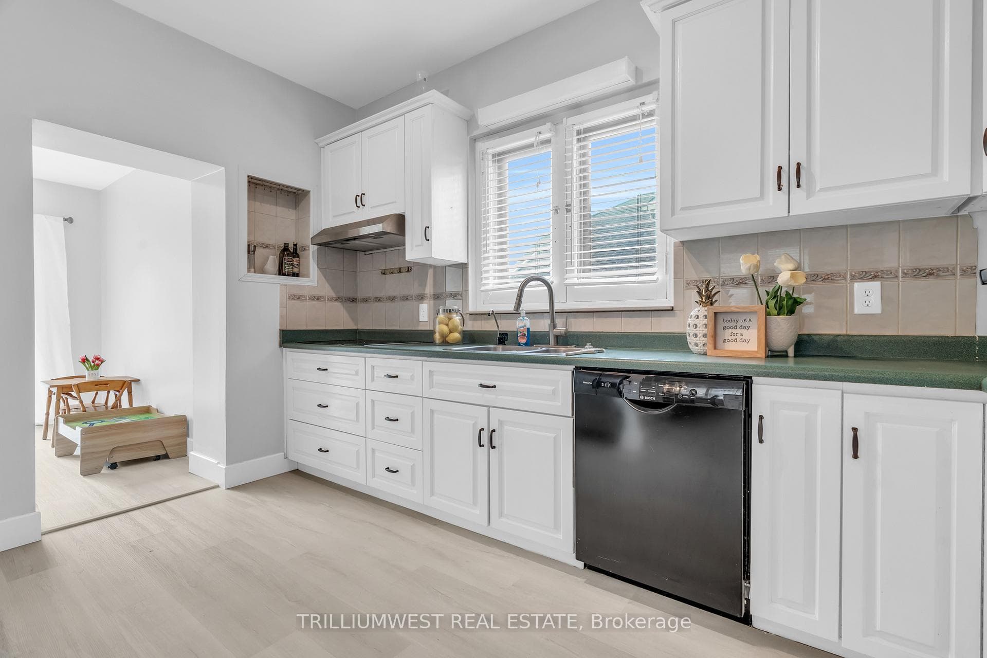 15 Stirling Avenue photo 12