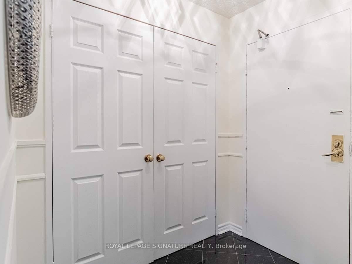 3700 Kaneff Crescent Unit 402 photo 3