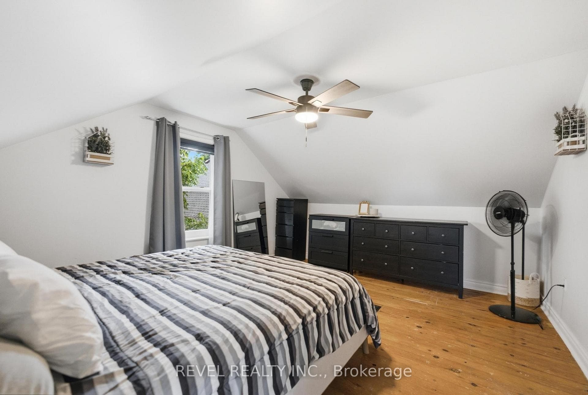 481 Upper Gage Avenue photo 18