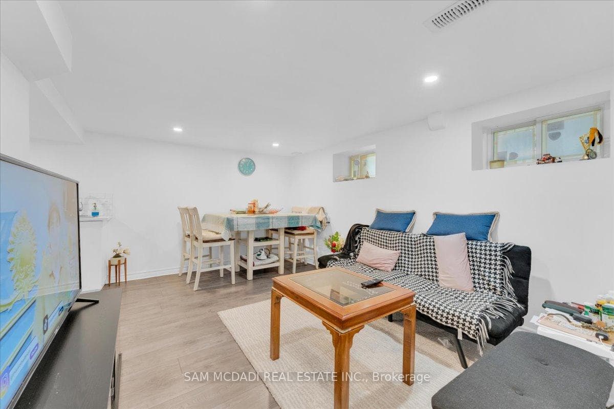 4088 Broughton Avenue photo 27