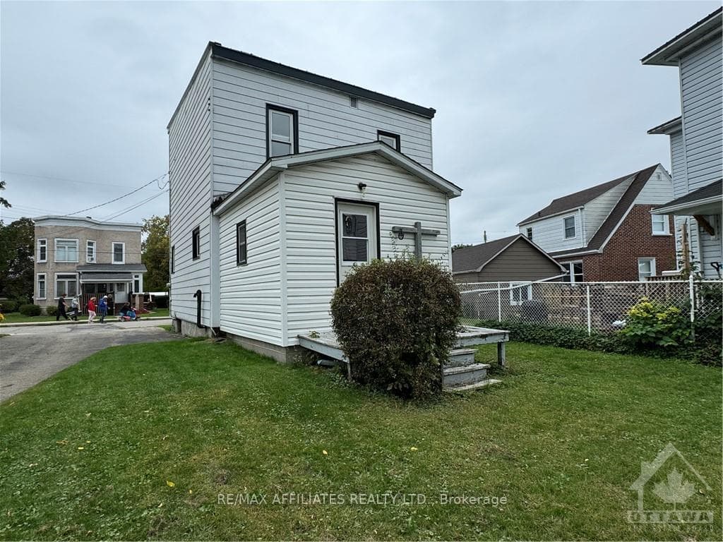 8 WINNIFRED Street photo 3