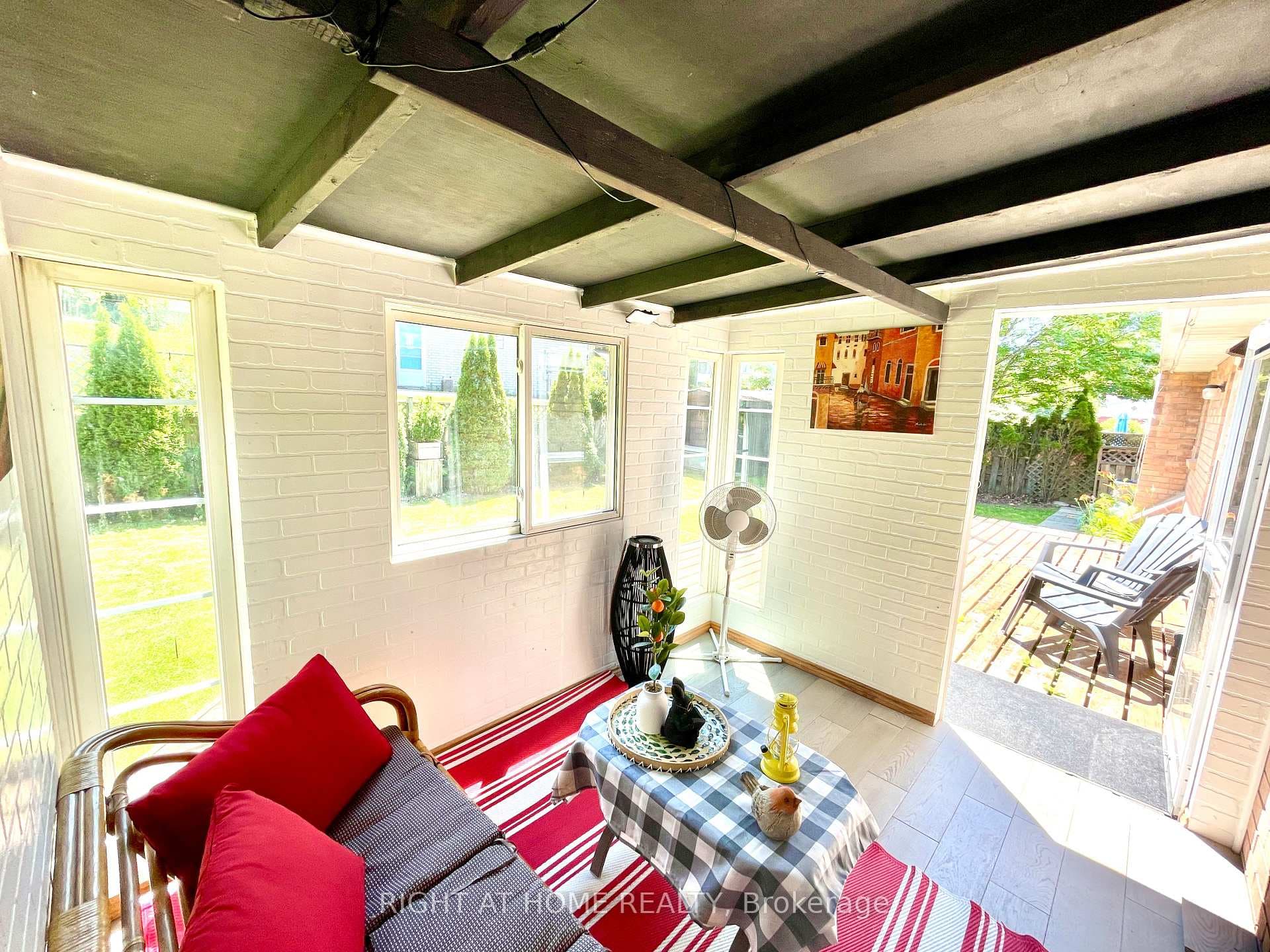 941 Victoria Street photo 25