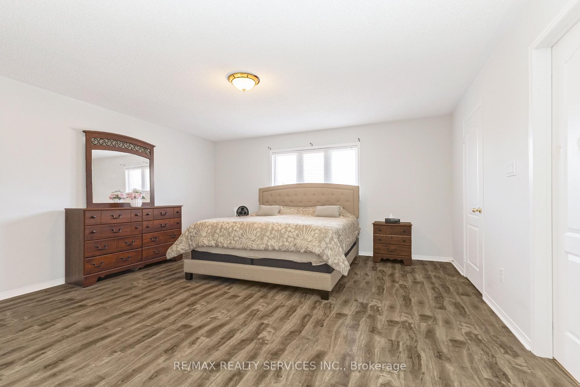 295 Queen Mary Drive photo 25