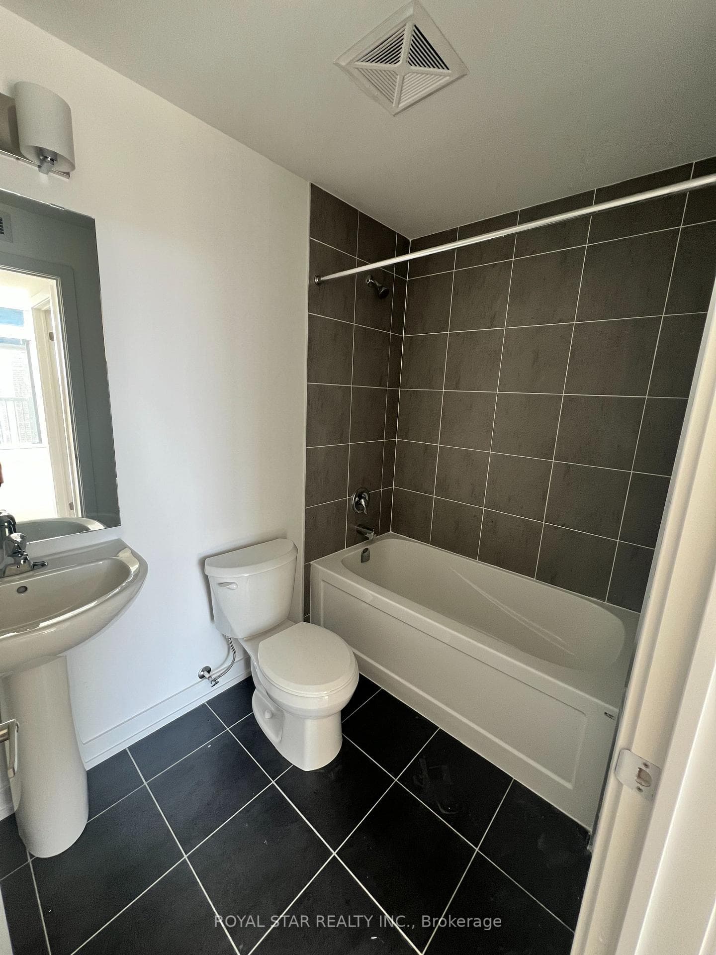184 Angus Drive Unit 3 photo 6
