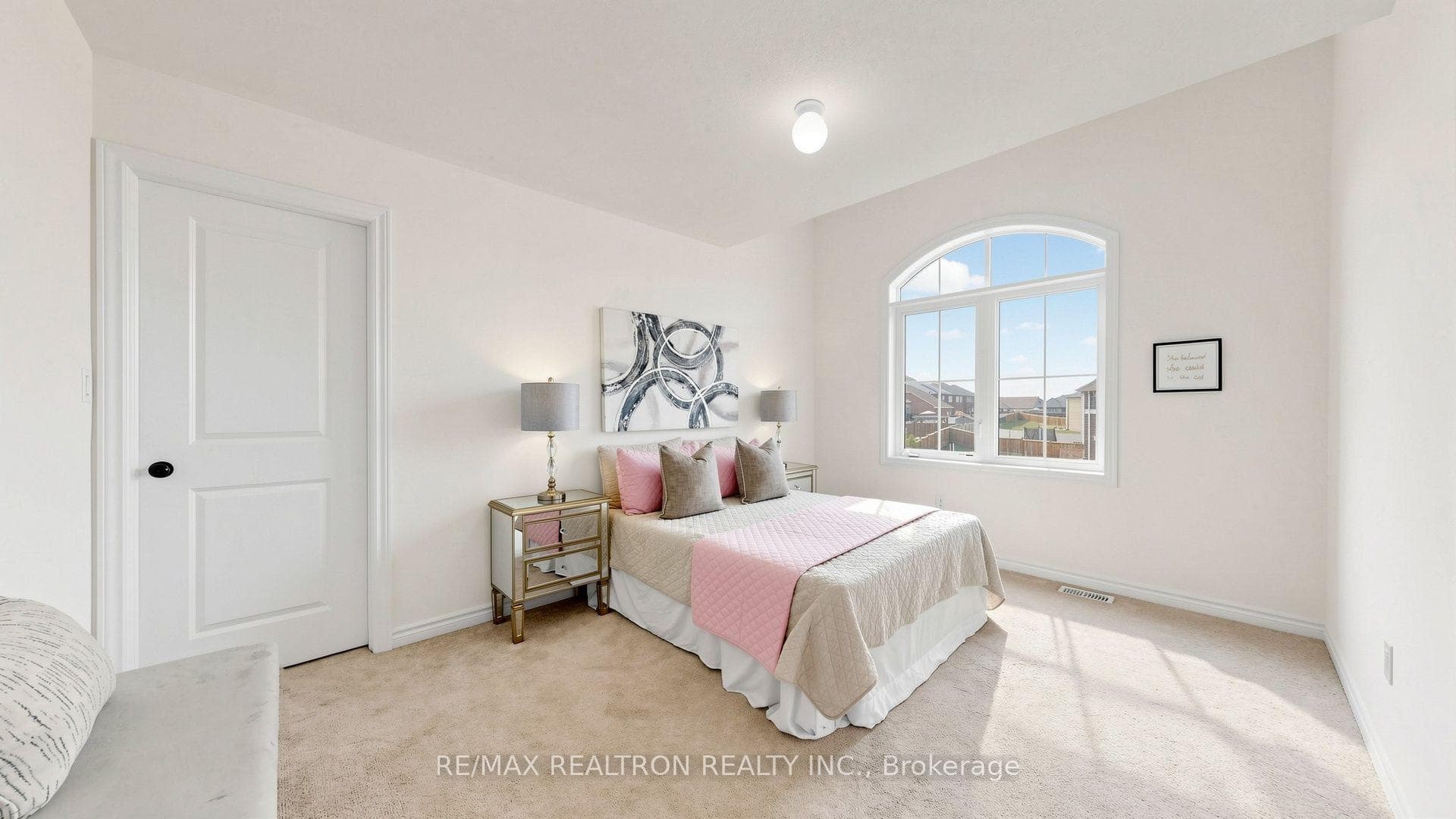 1037 Larter Street photo 36