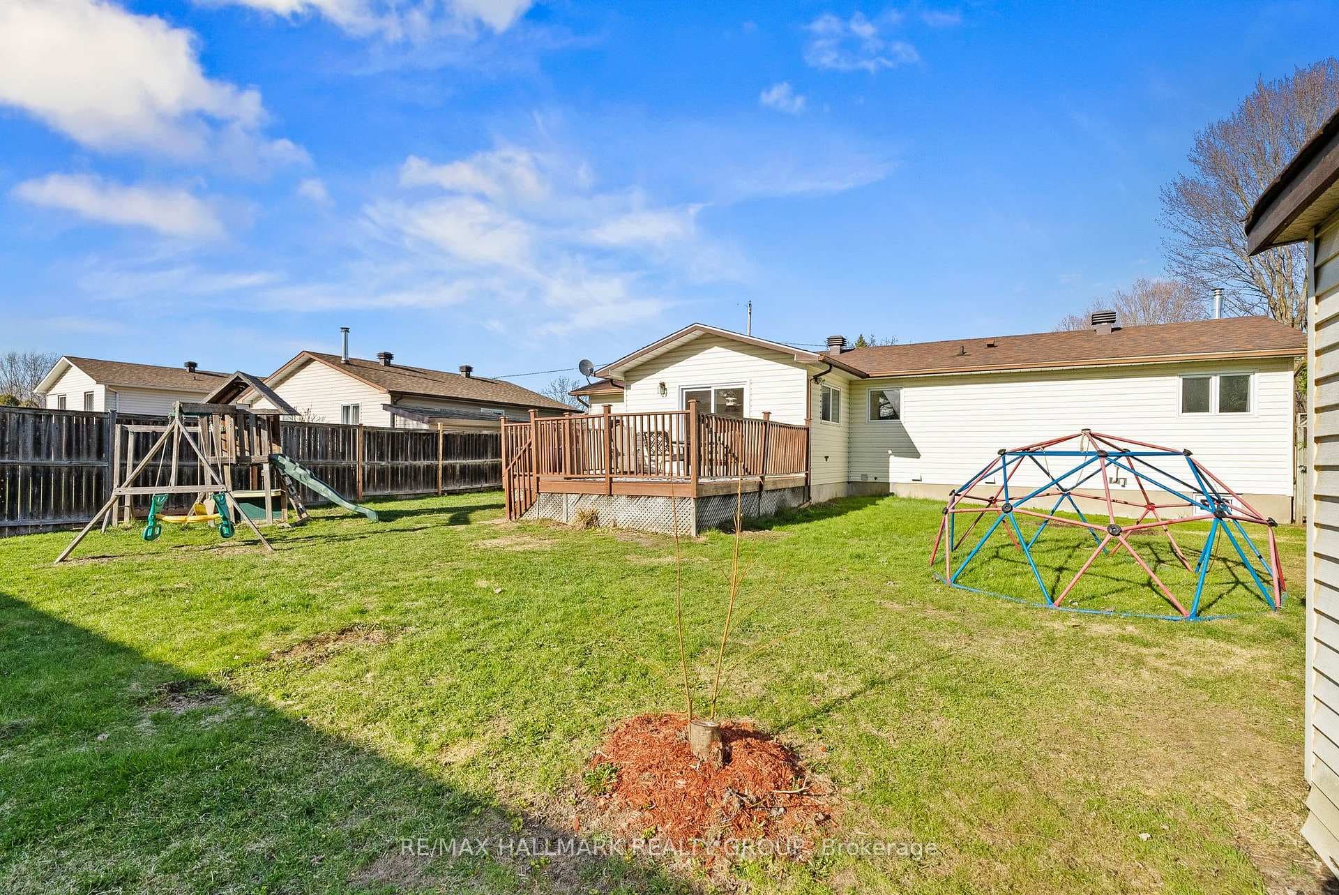 15 Elm Avenue photo 39