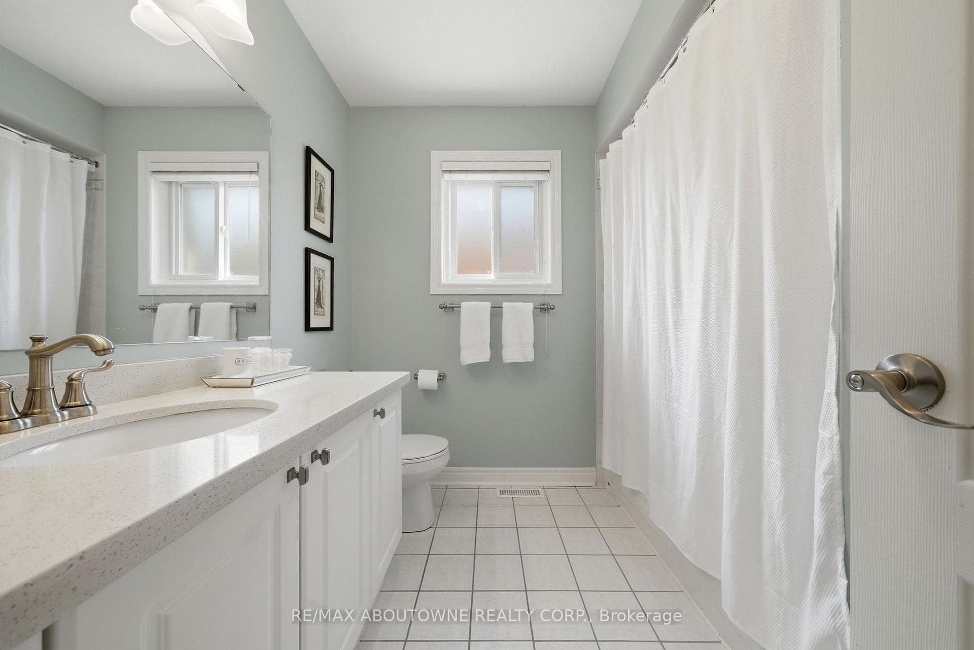 Upper Level Four Piece Bathroom