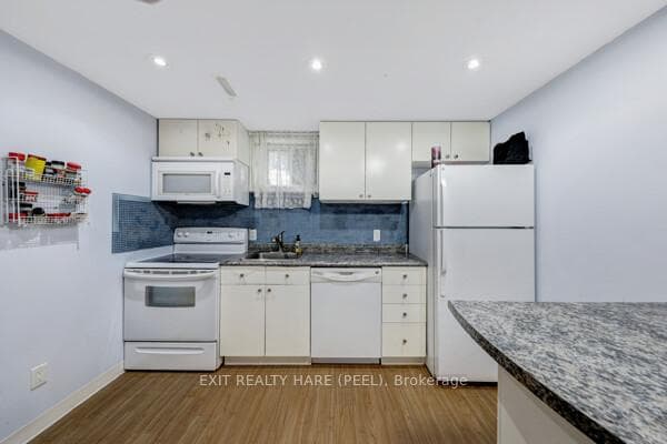 16 Lynwood Court photo 9