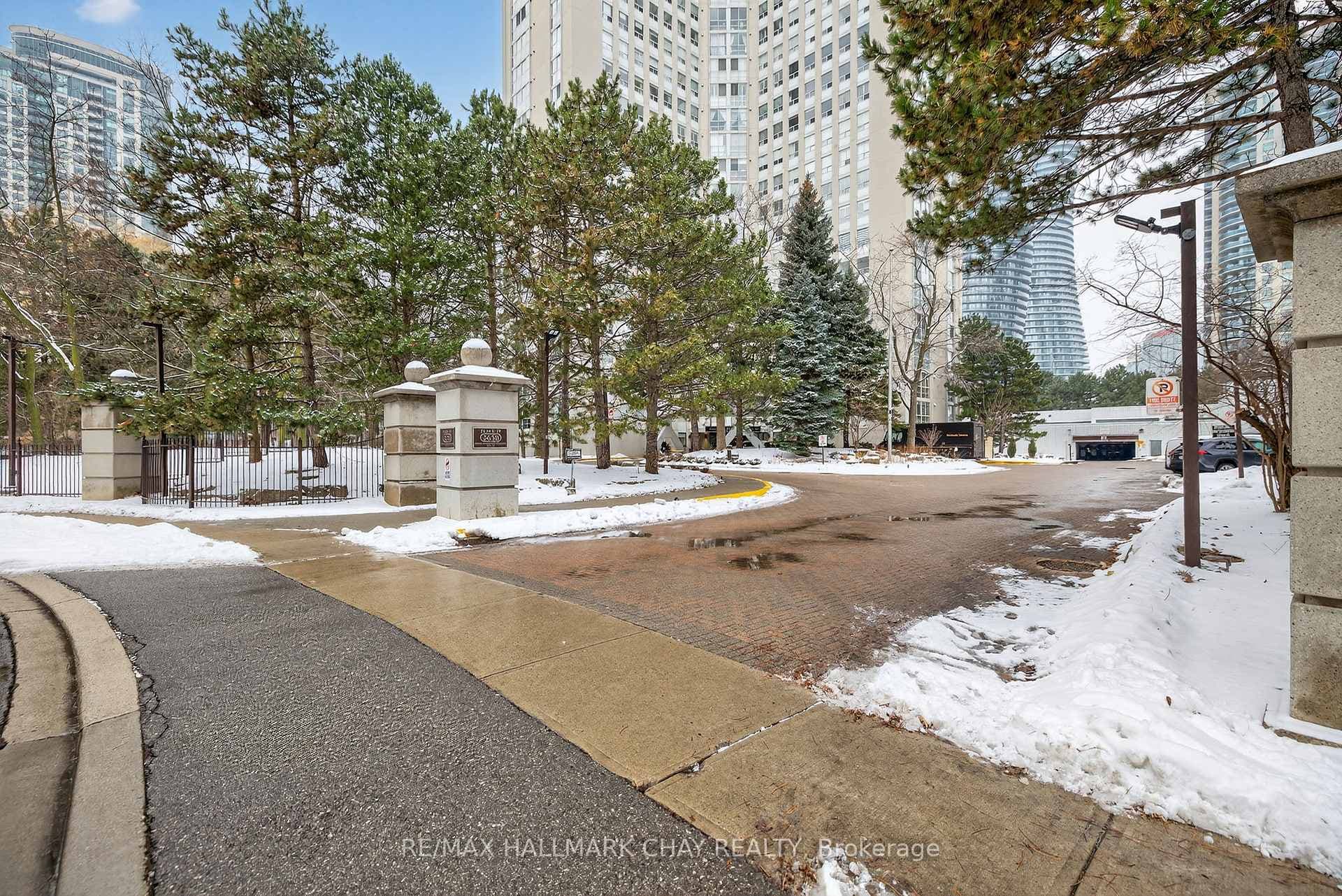 3650 Kaneff Crescent Unit 501 photo 3
