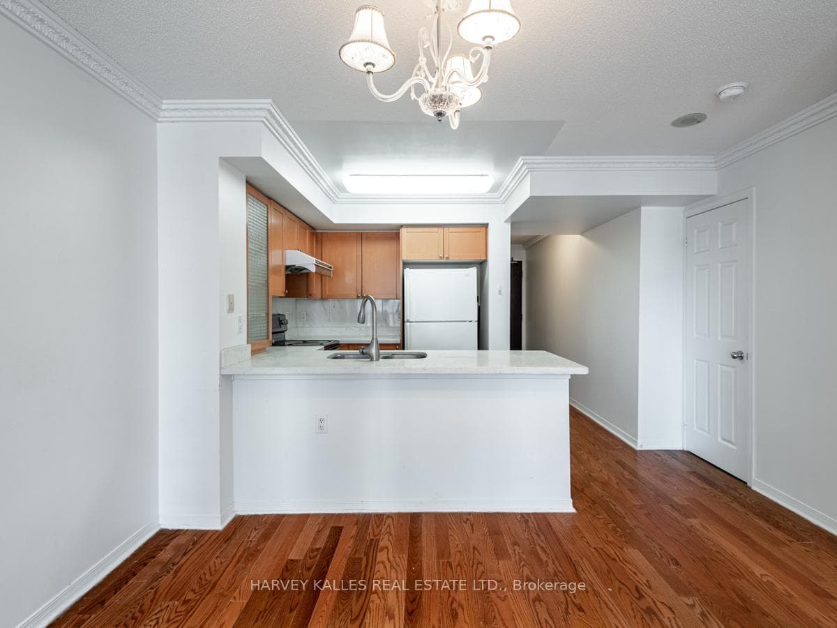 388 Bloor Street Unit 301 photo 9