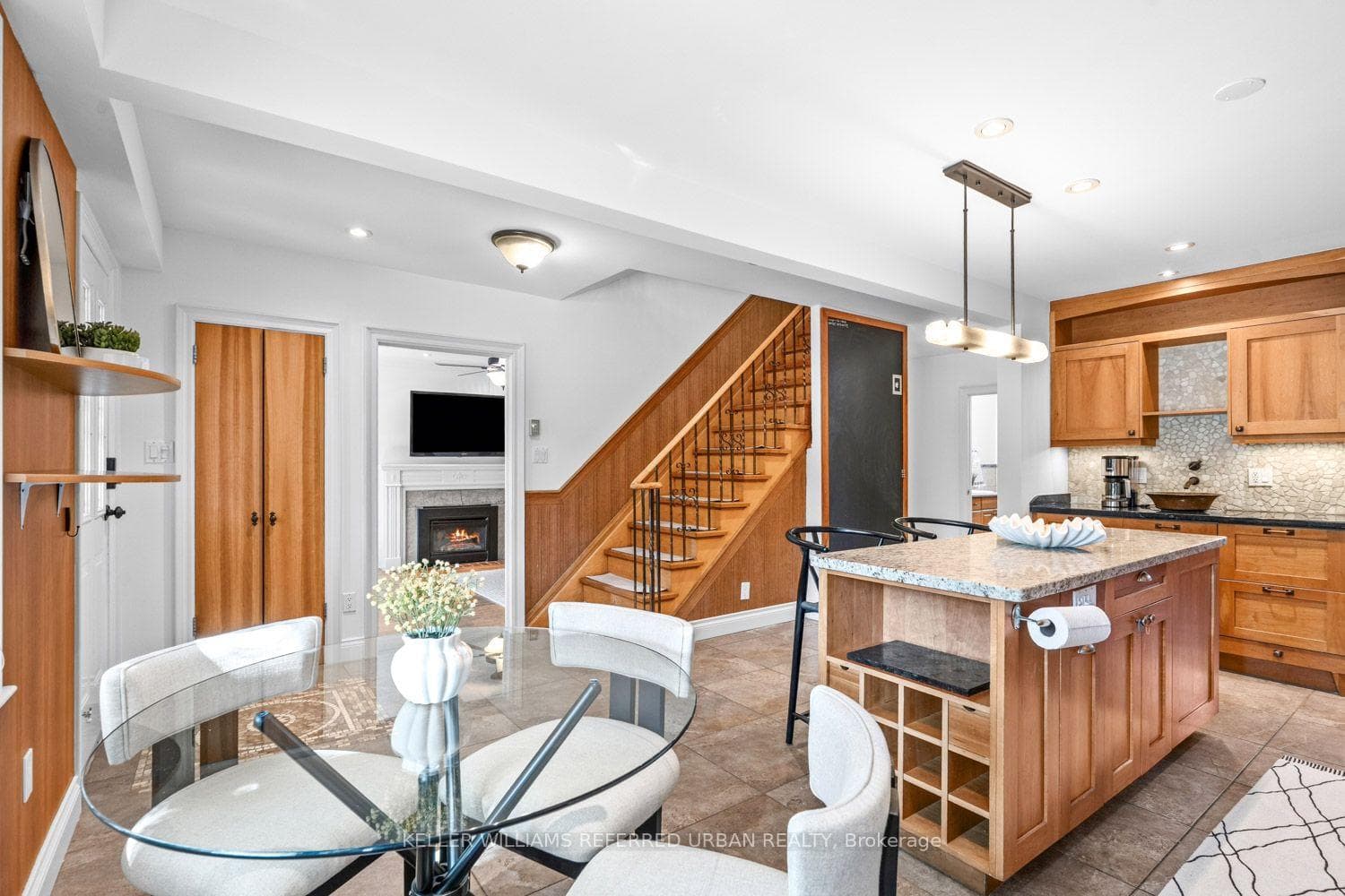 327 Bessborough Drive photo 12