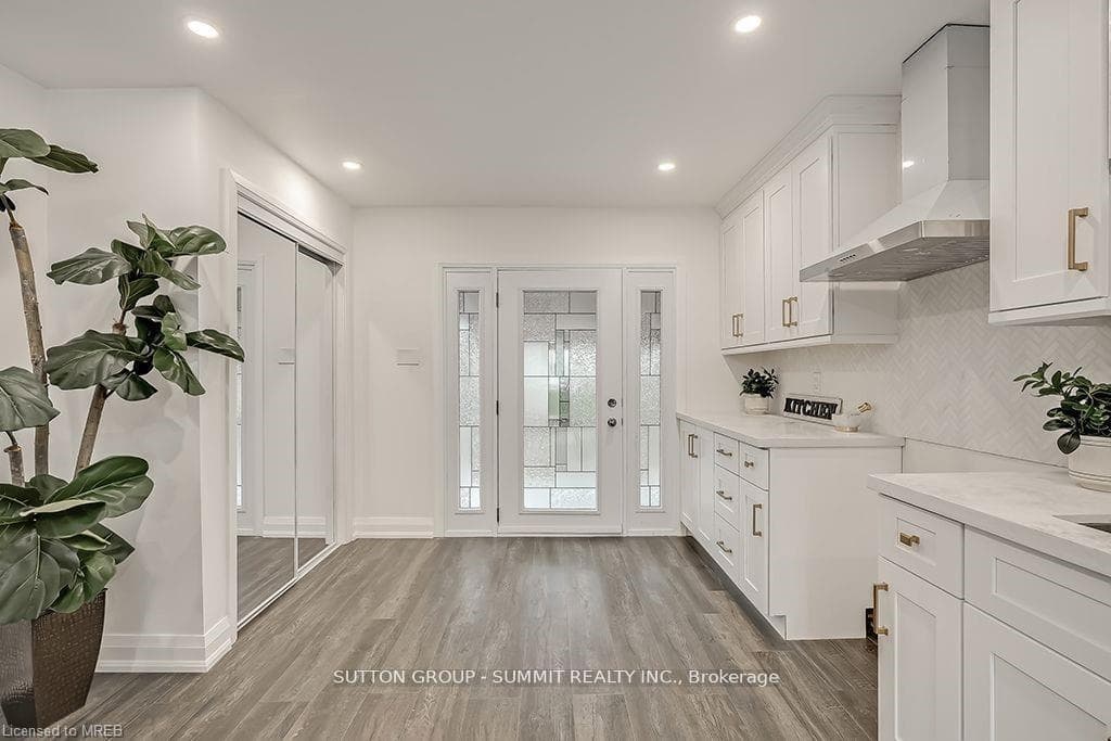 16 Upper Canada Drive Unit Upper photo 6