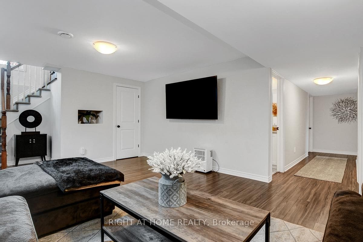 201 Versaille Street photo 33