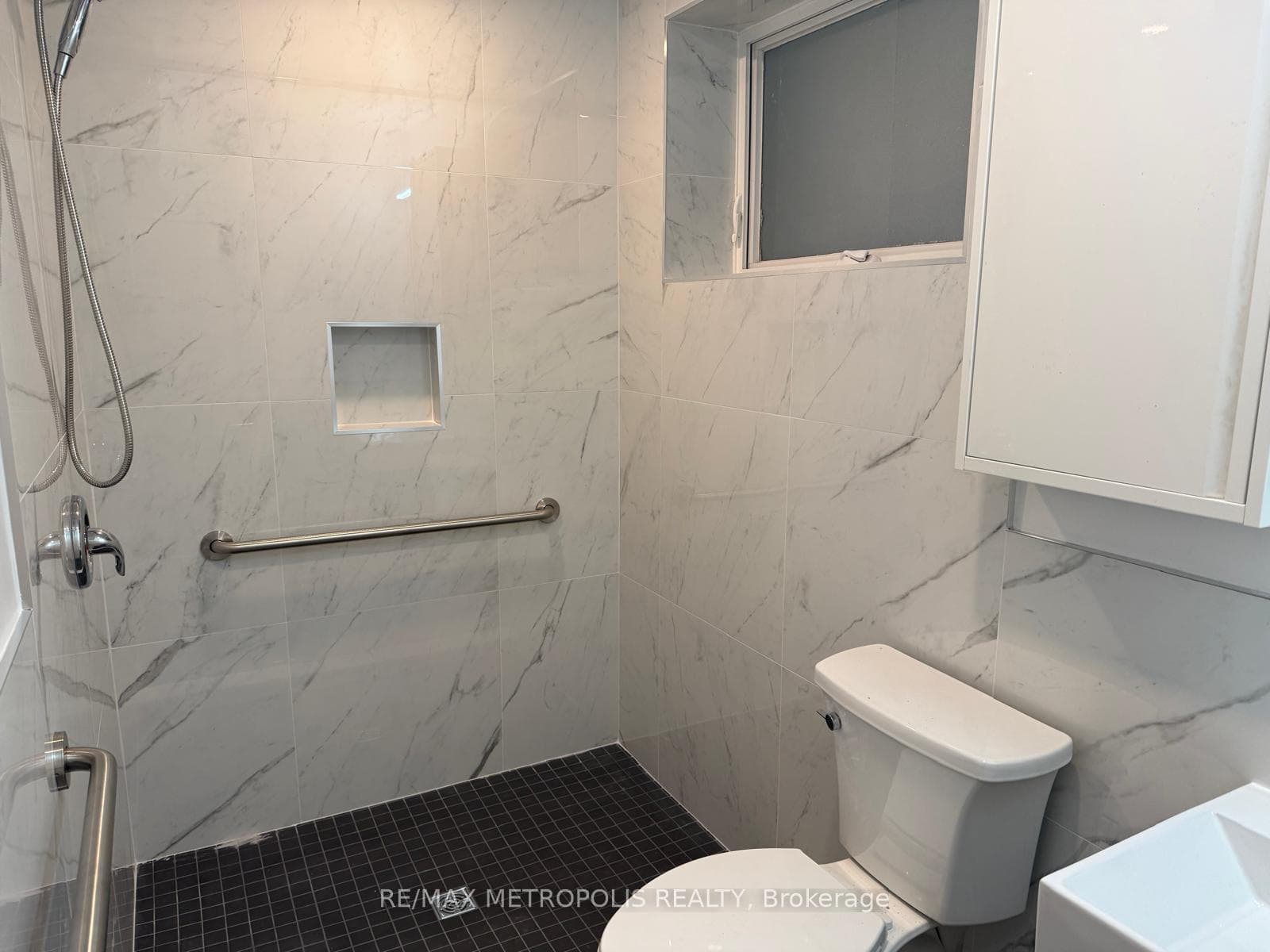 14 Stephen Drive Unit Basement photo 2