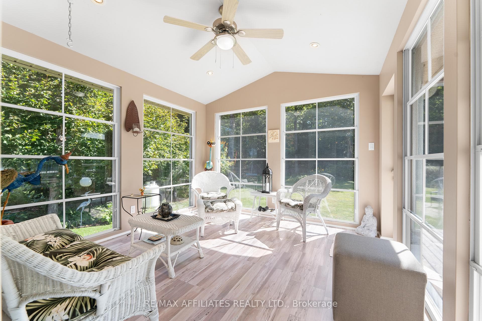 3 Season Sunroom w/Pot Lights & Cathedral Ceilings