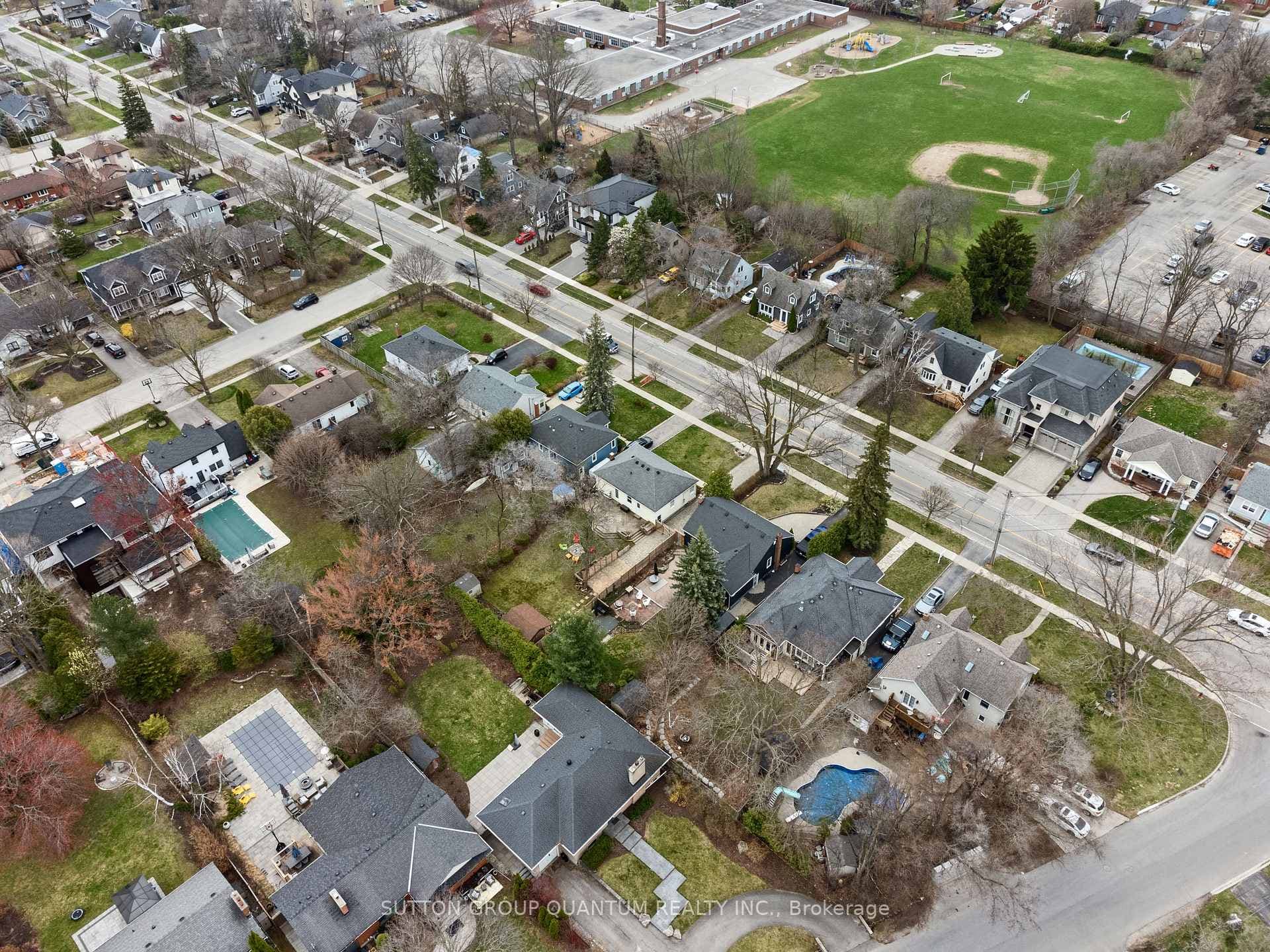 407 Queen Mary Drive photo 6