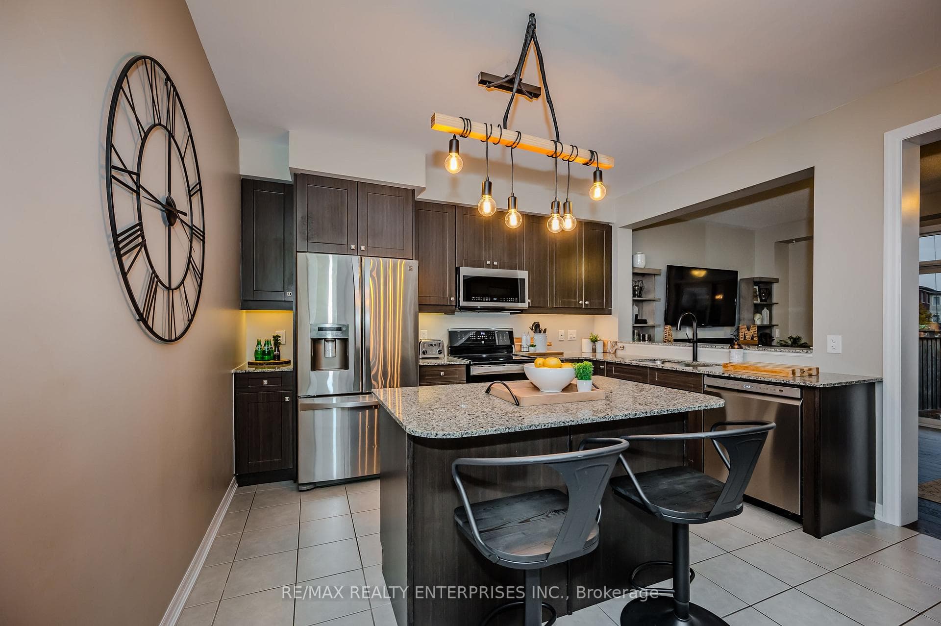 122 Hanson Crescent photo 8