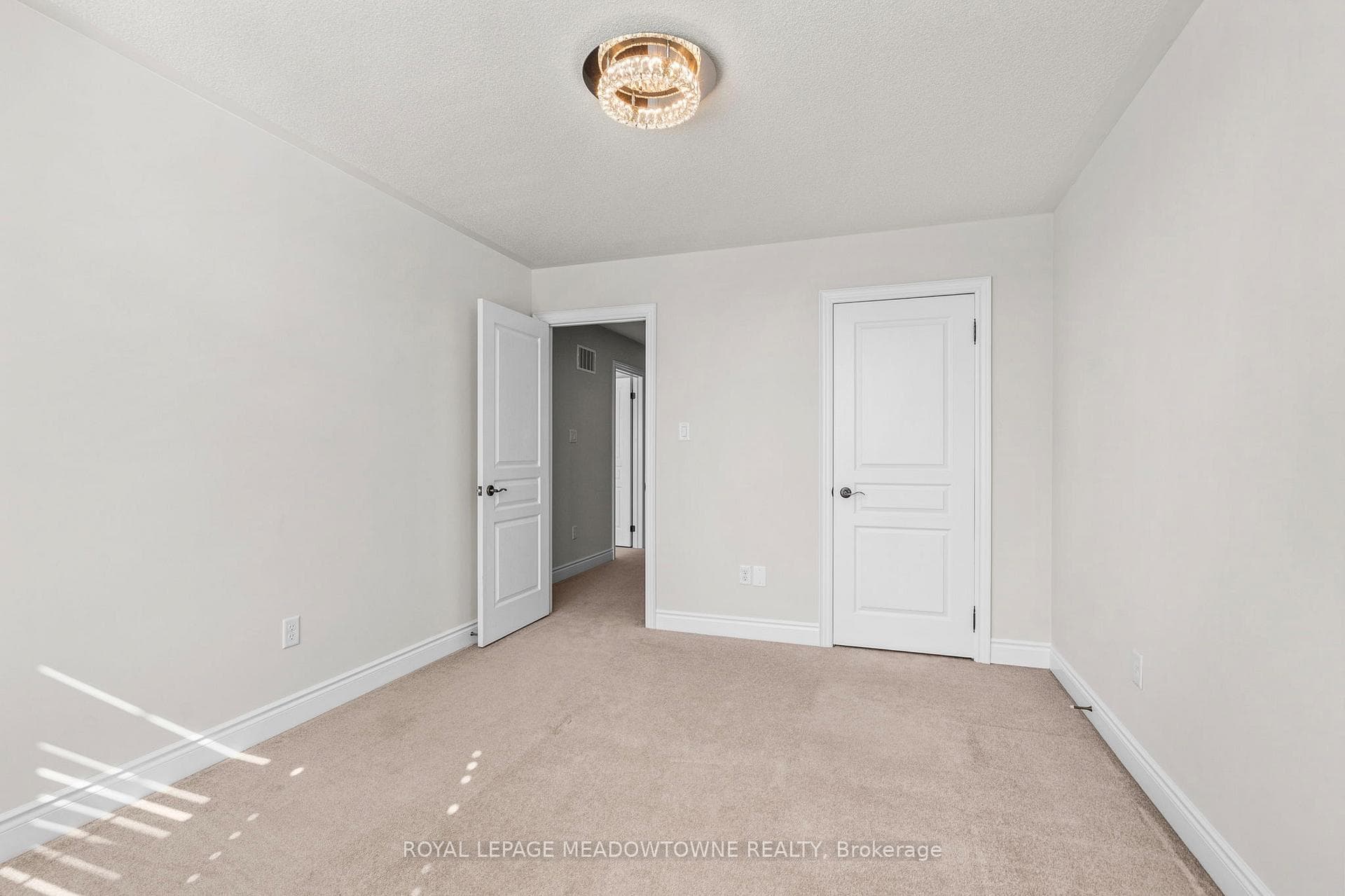 1516 Haws Crescent photo 21