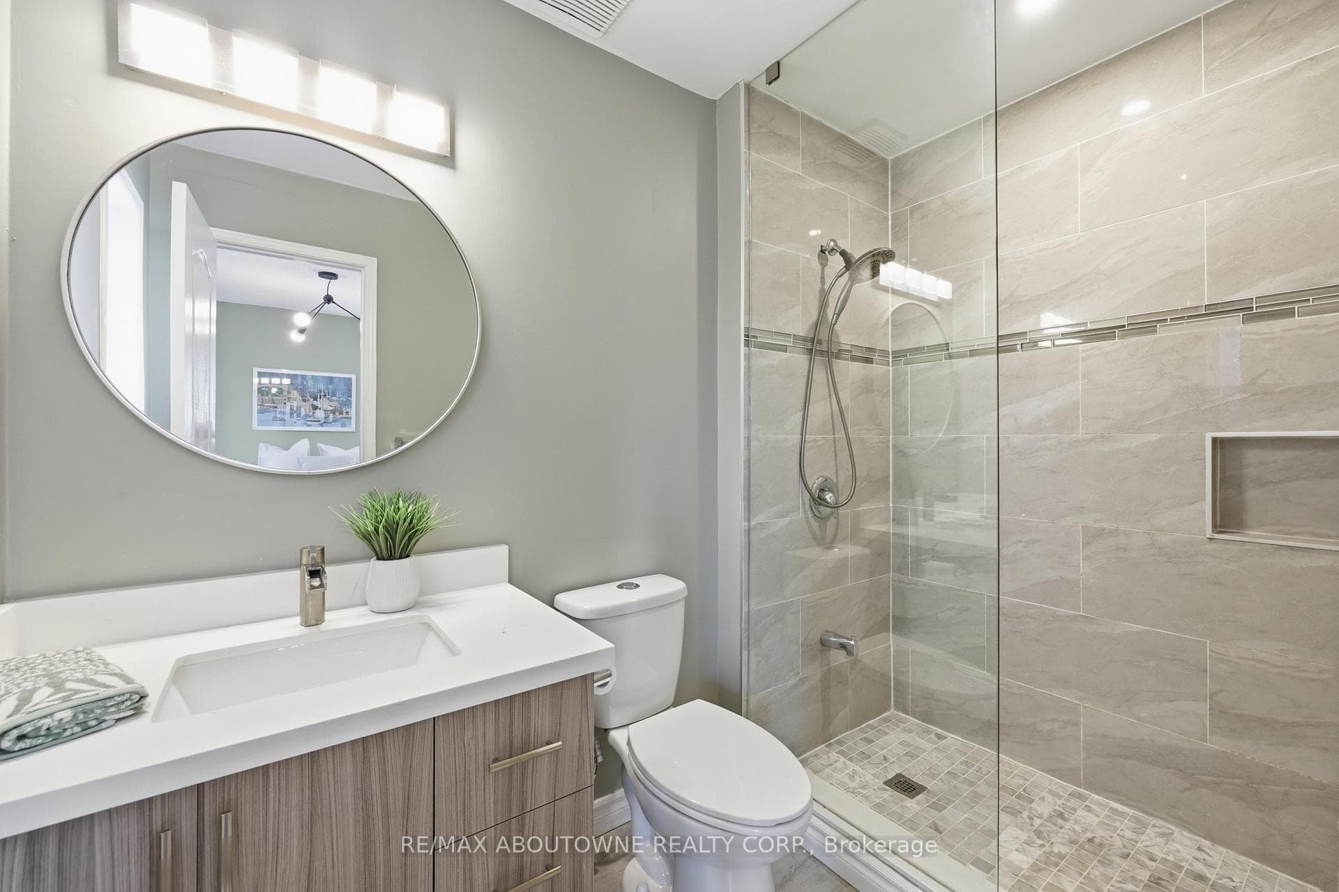 2665 Castle Hill Crescent photo 23