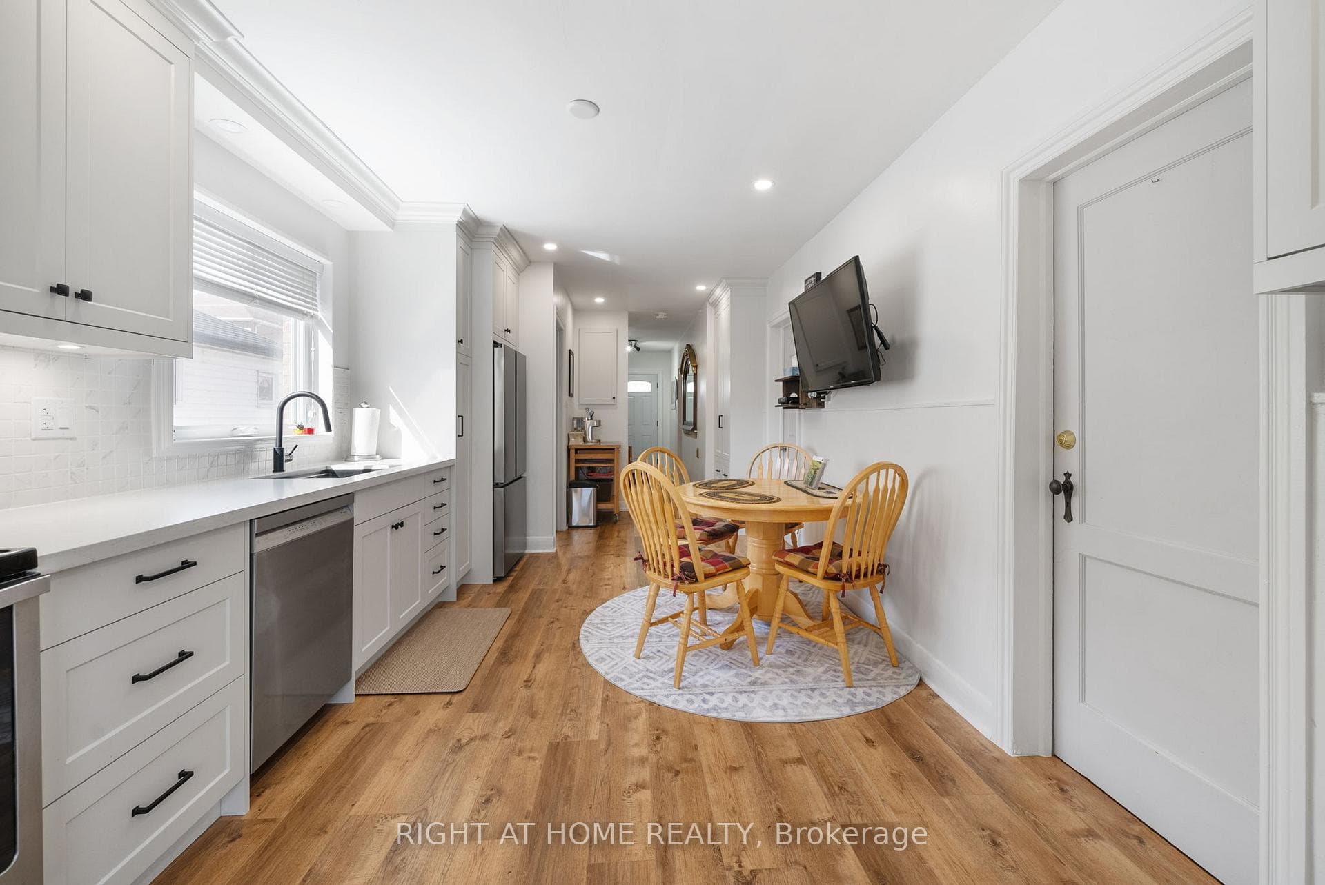 739 Albert Street photo 9