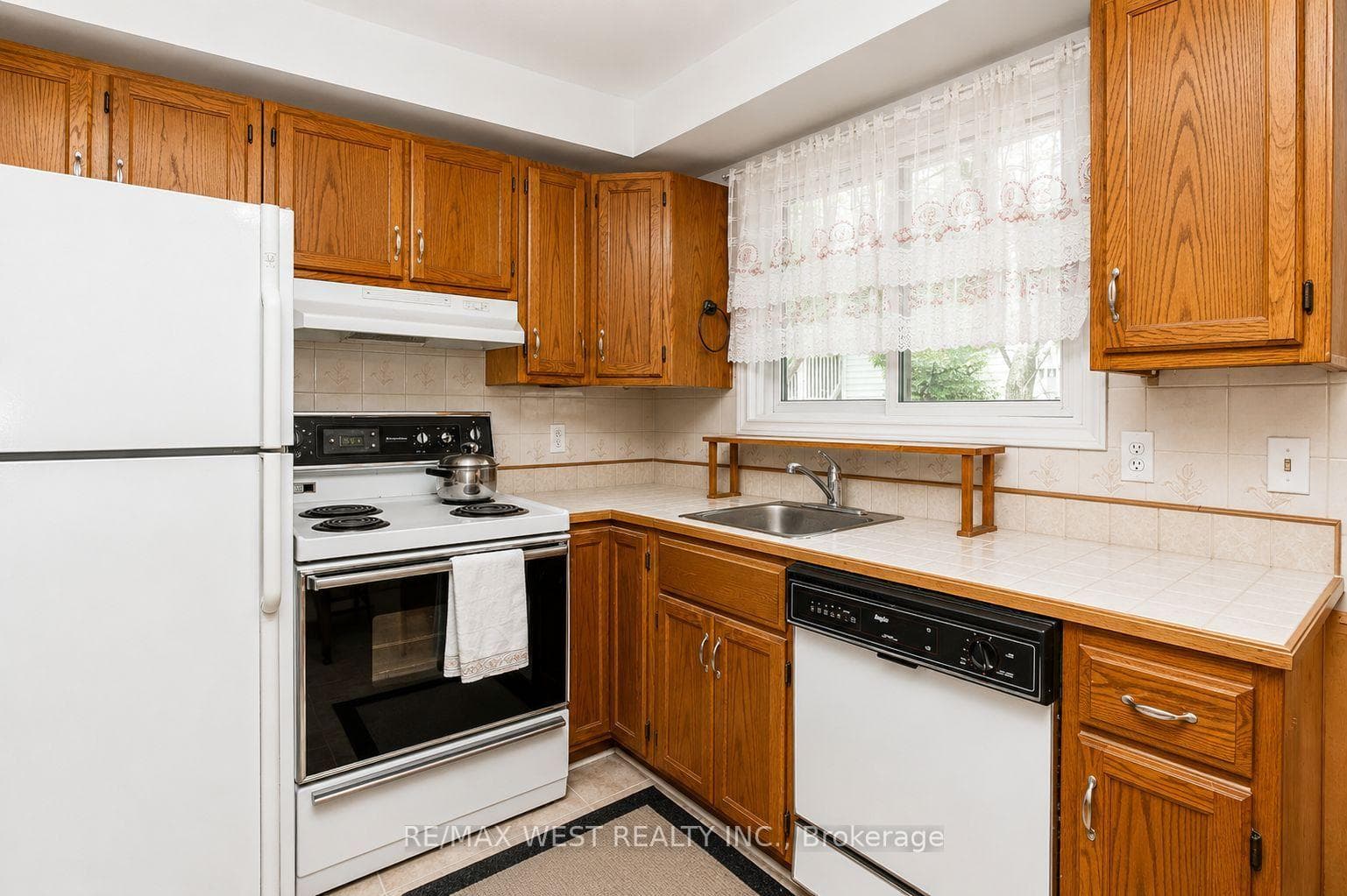 747 Birchwood Drive photo 11