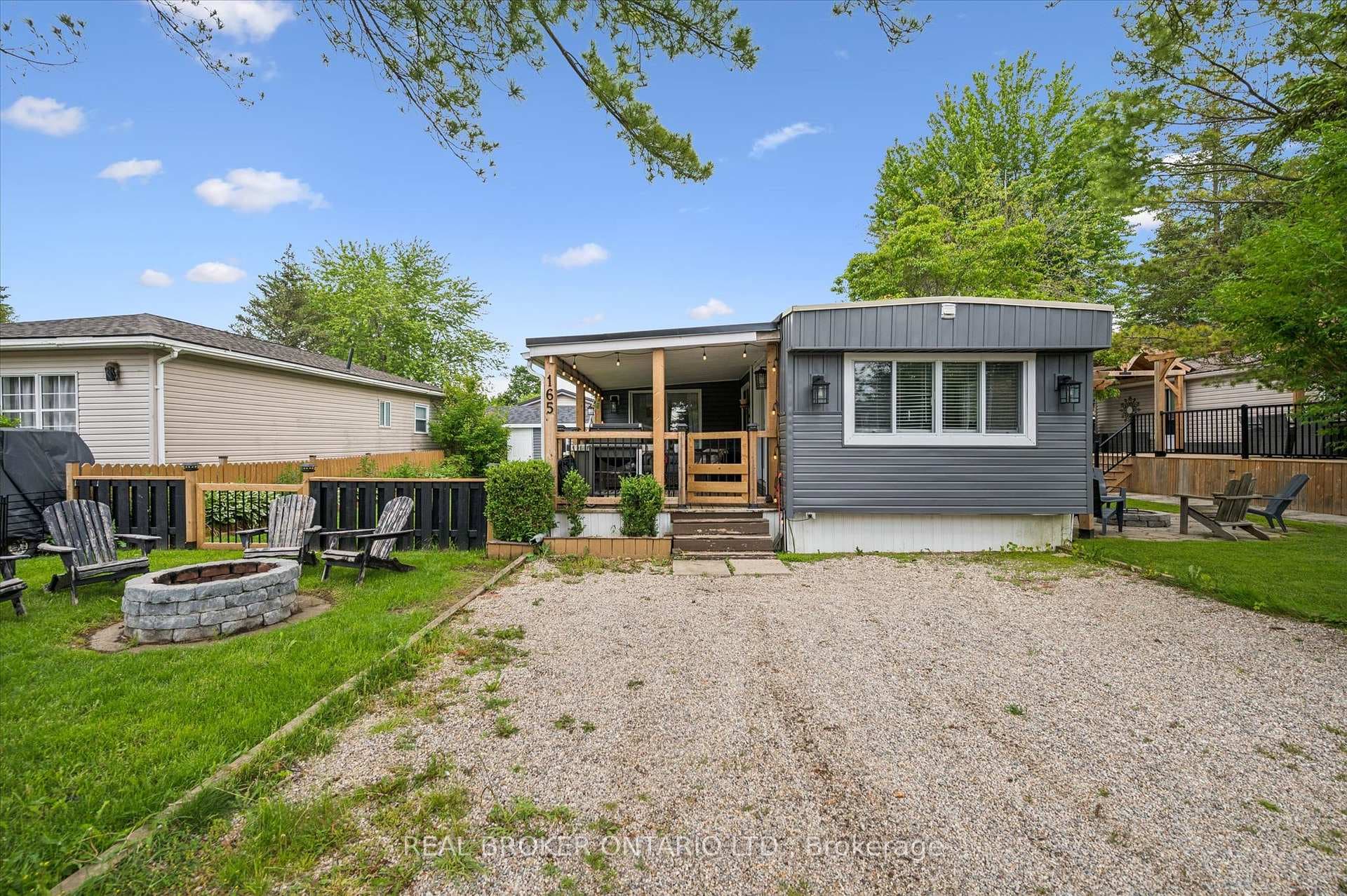 165 Cedar Crescent photo 2