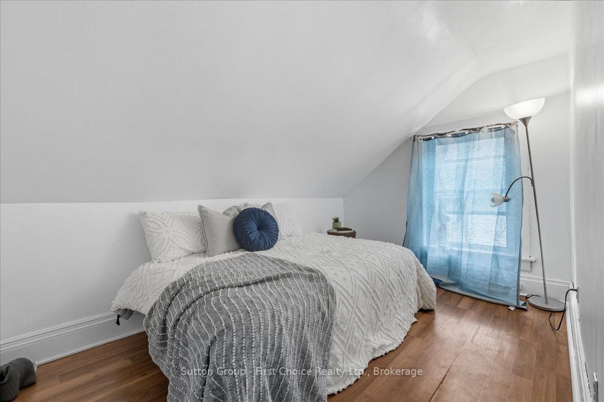 235 Wellington Street photo 22